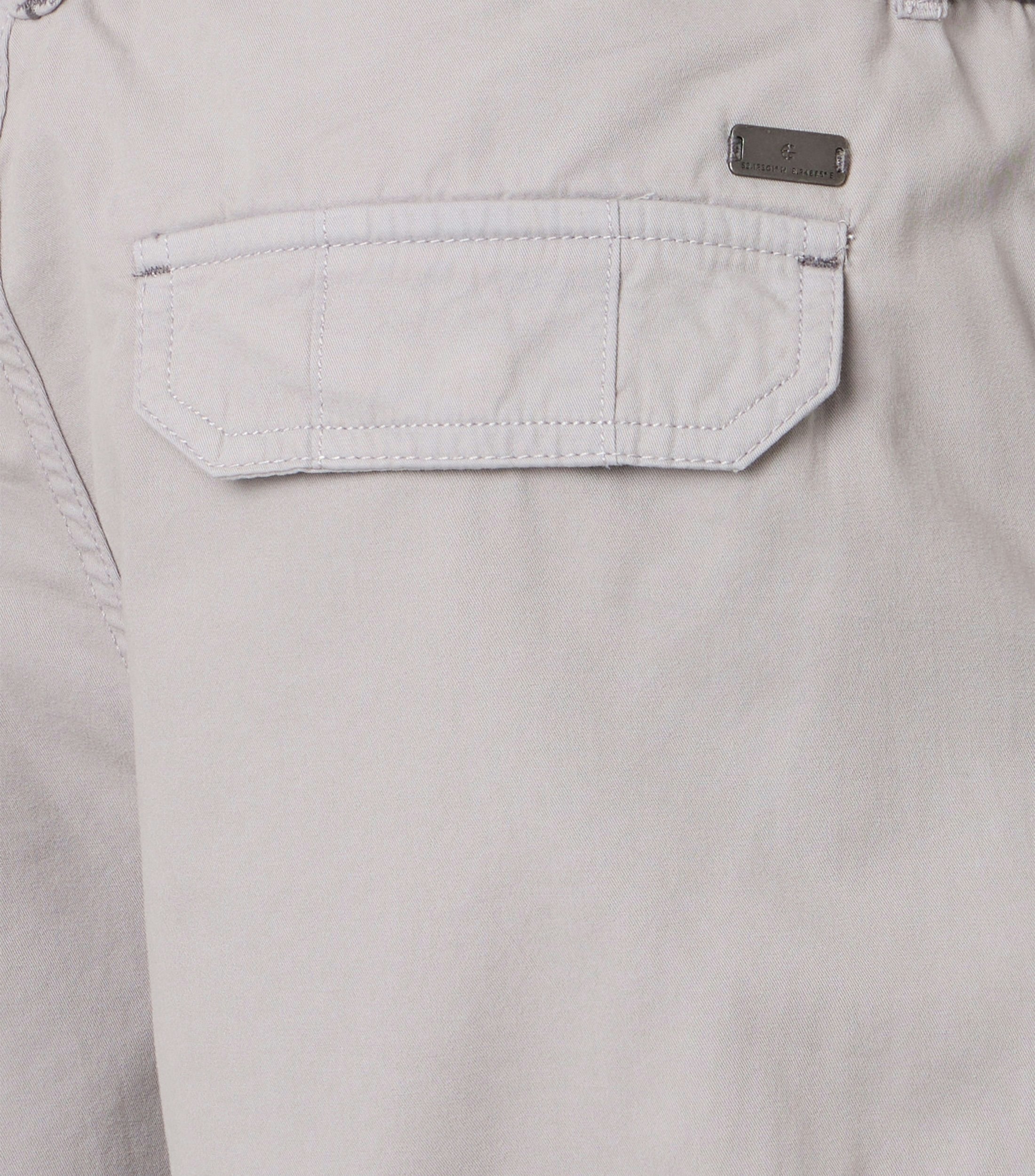 Eine Shorts im uni Muster in der Farbe Grau