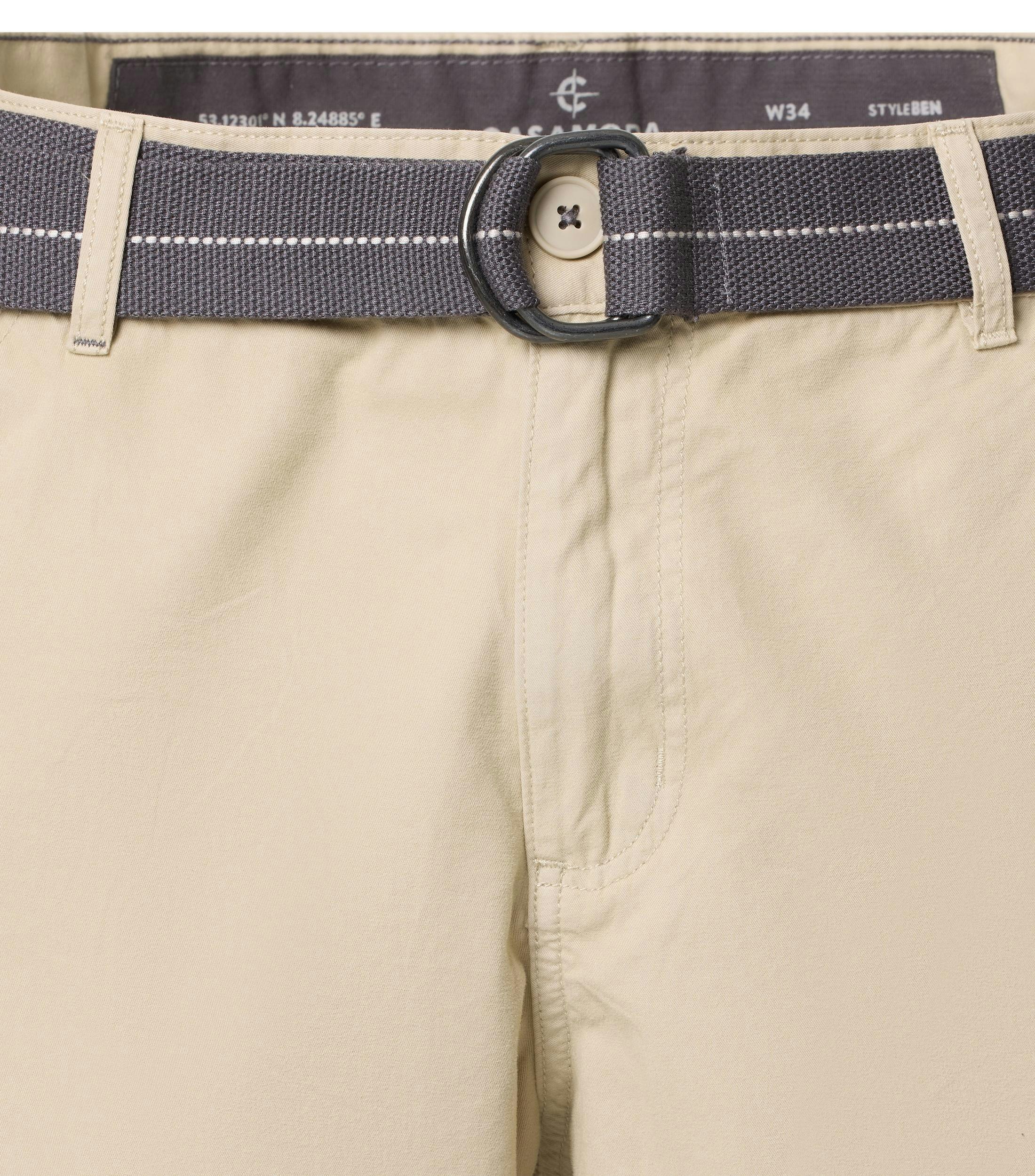 Eine Shorts im uni Muster in der Farbe Champagner Beige