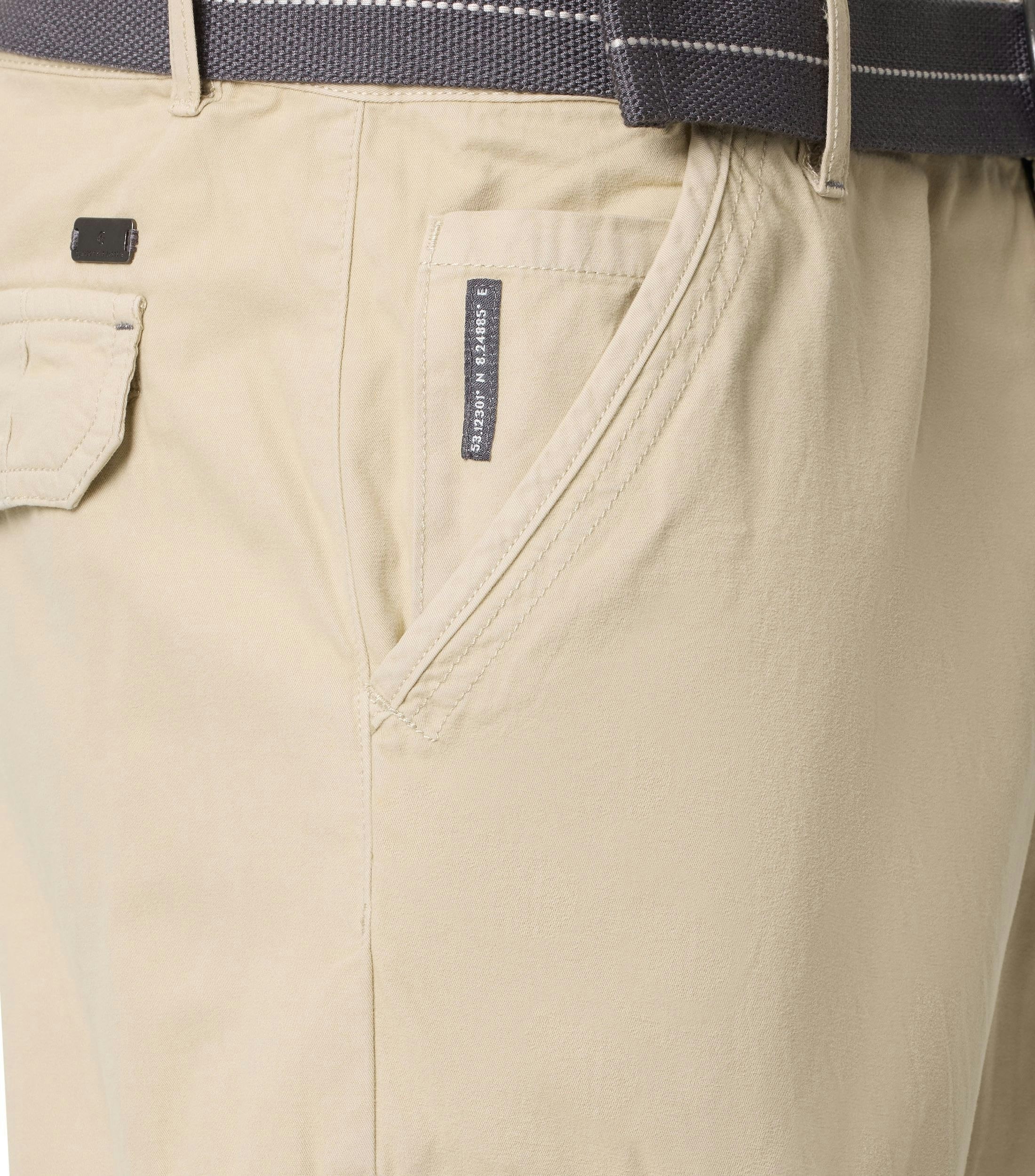 Eine Shorts im uni Muster in der Farbe Champagner Beige