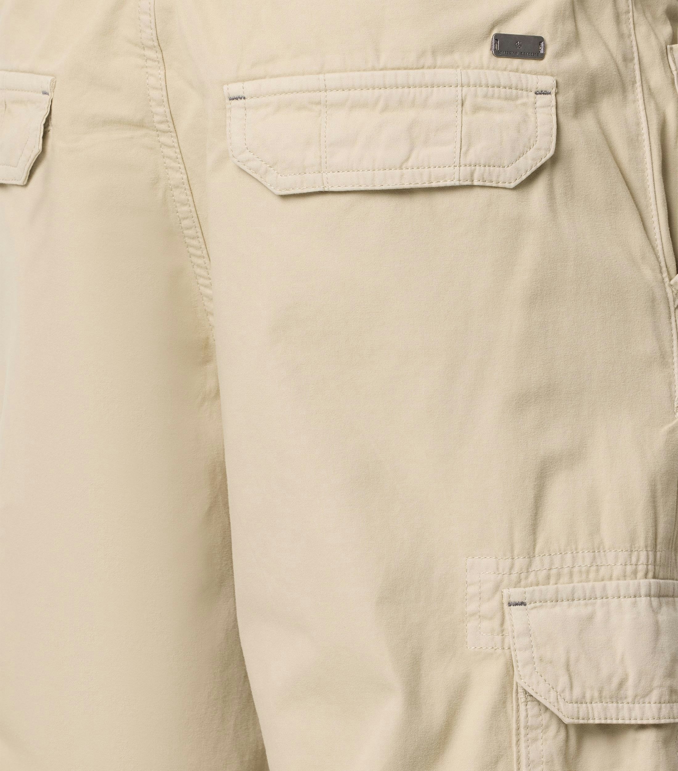 Eine Shorts im uni Muster in der Farbe Champagner Beige