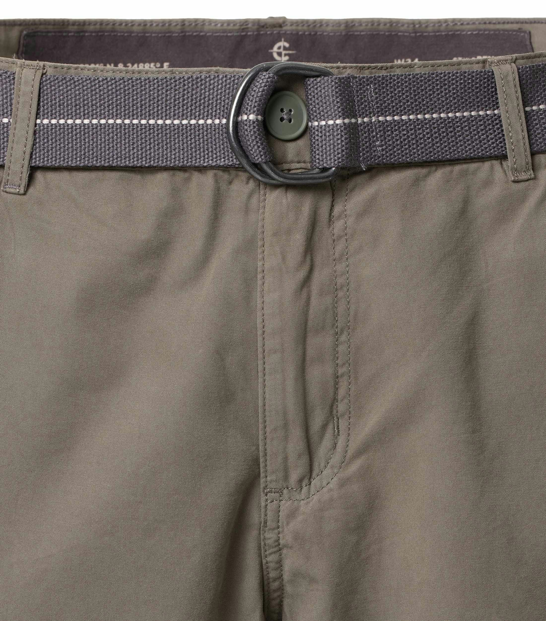 Eine Shorts im uni Muster in der Farbe Braun