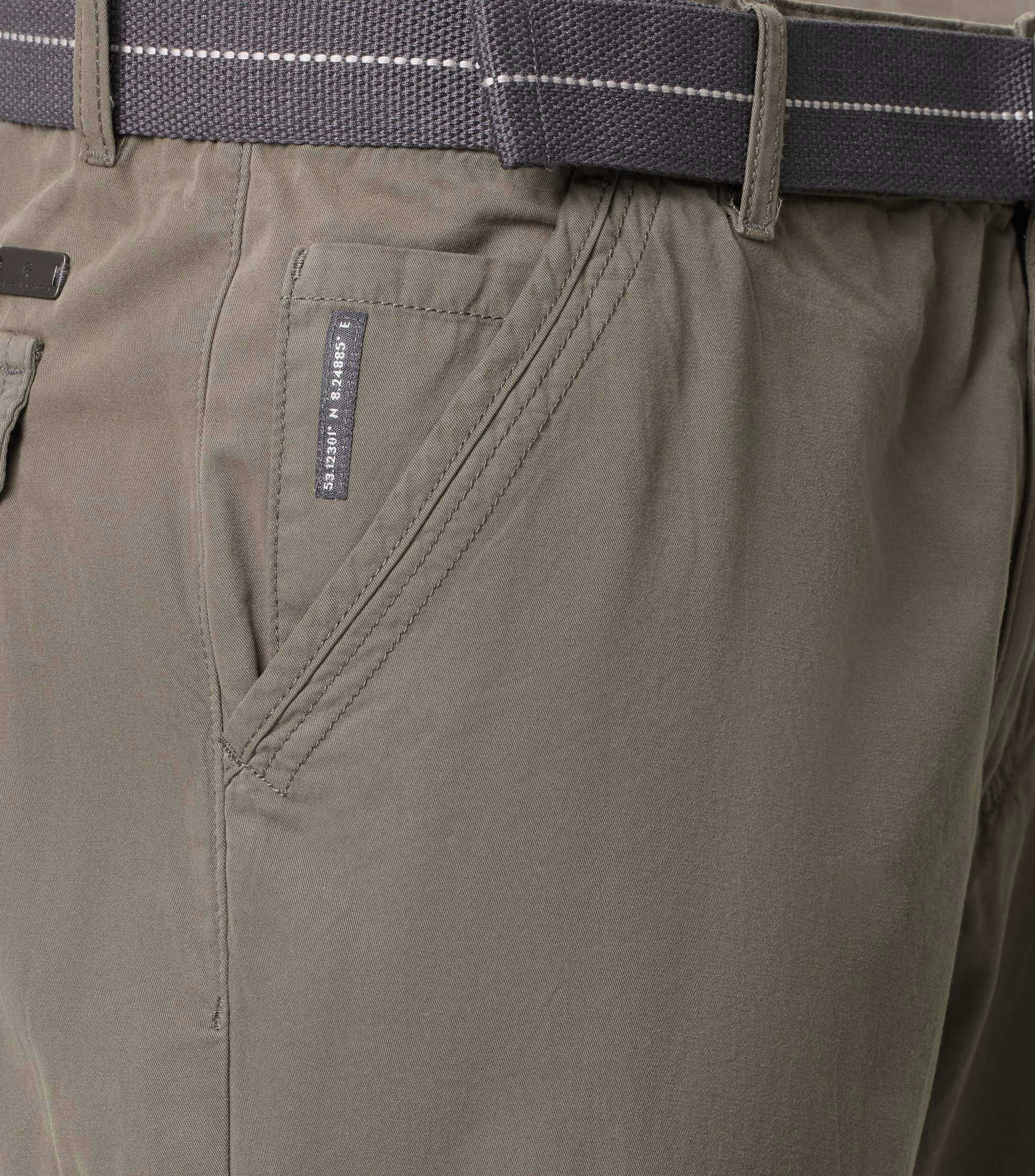 Eine Shorts im uni Muster in der Farbe Braun