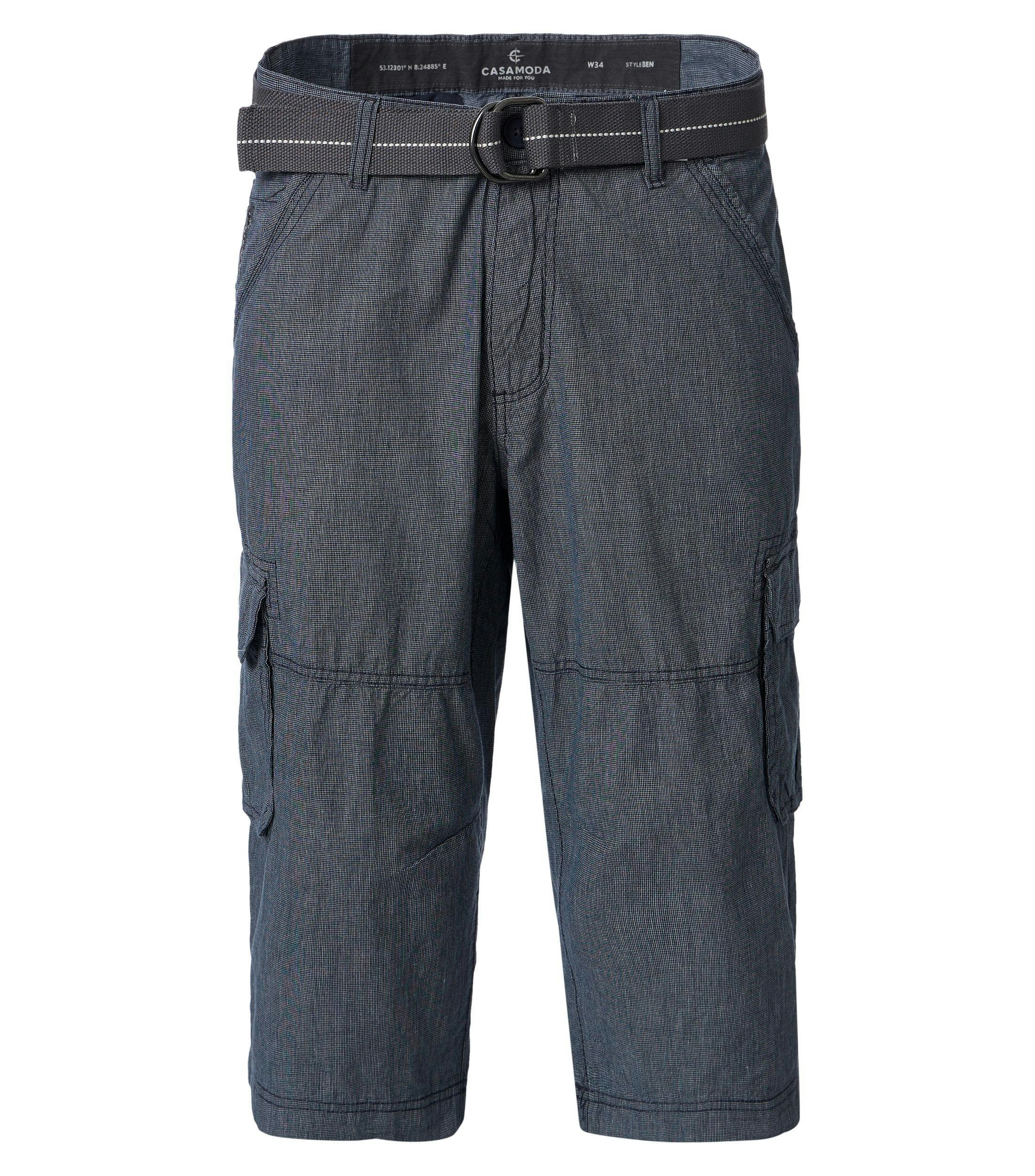 Eine Shorts im uni Muster in der Farbe Blau