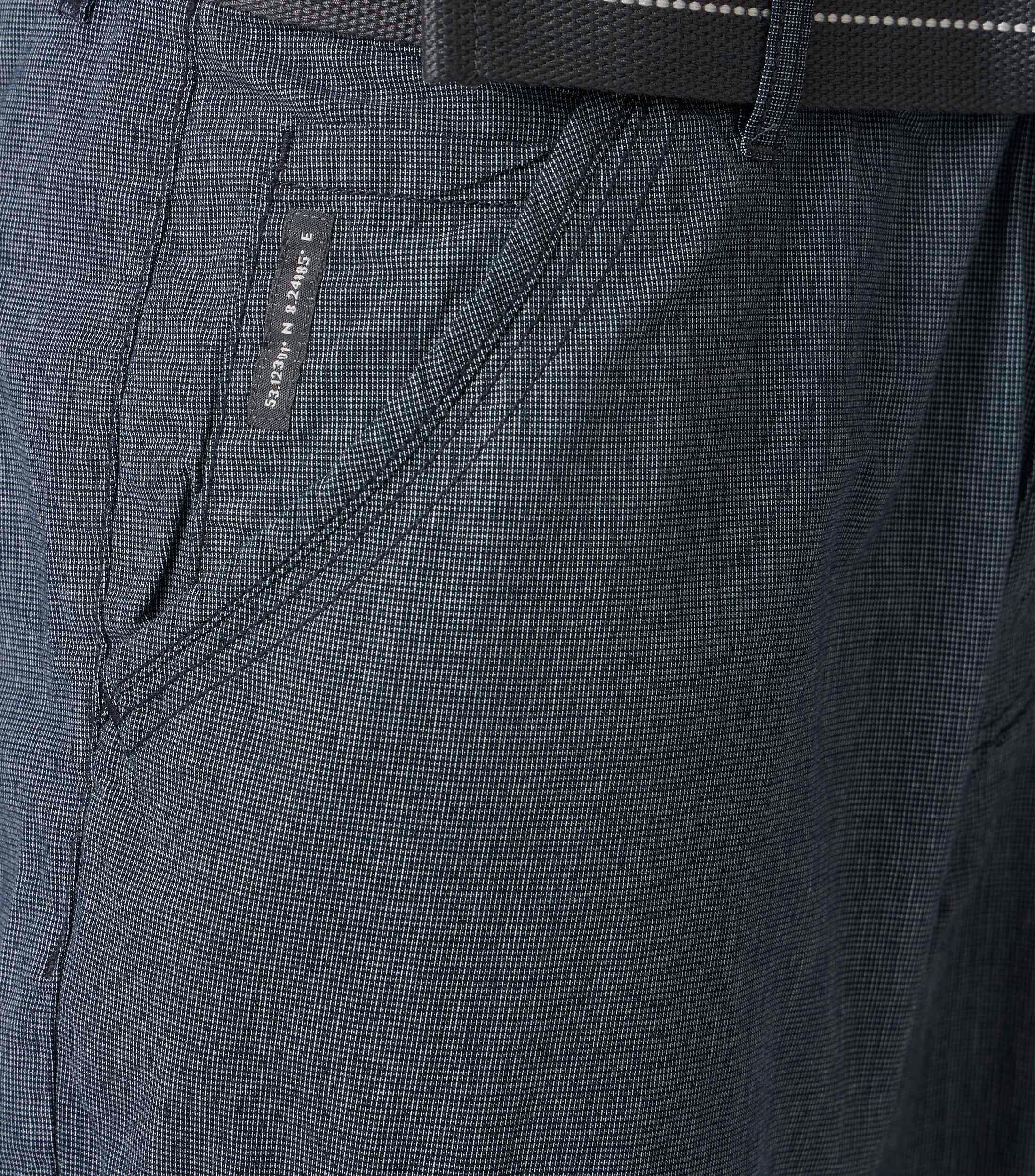Eine Shorts im uni Muster in der Farbe Blau