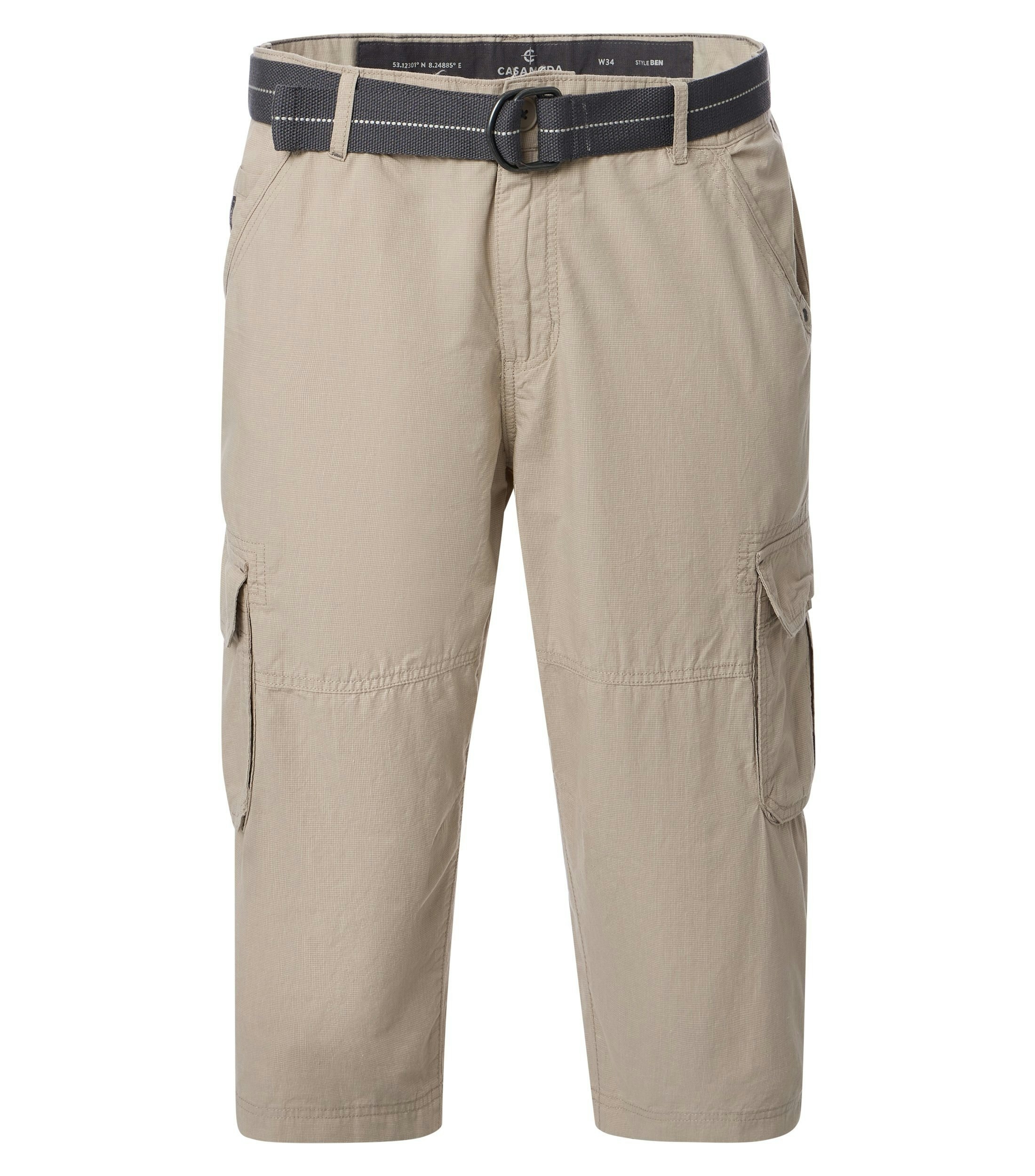 Eine Shorts im uni Muster in der Farbe Beige