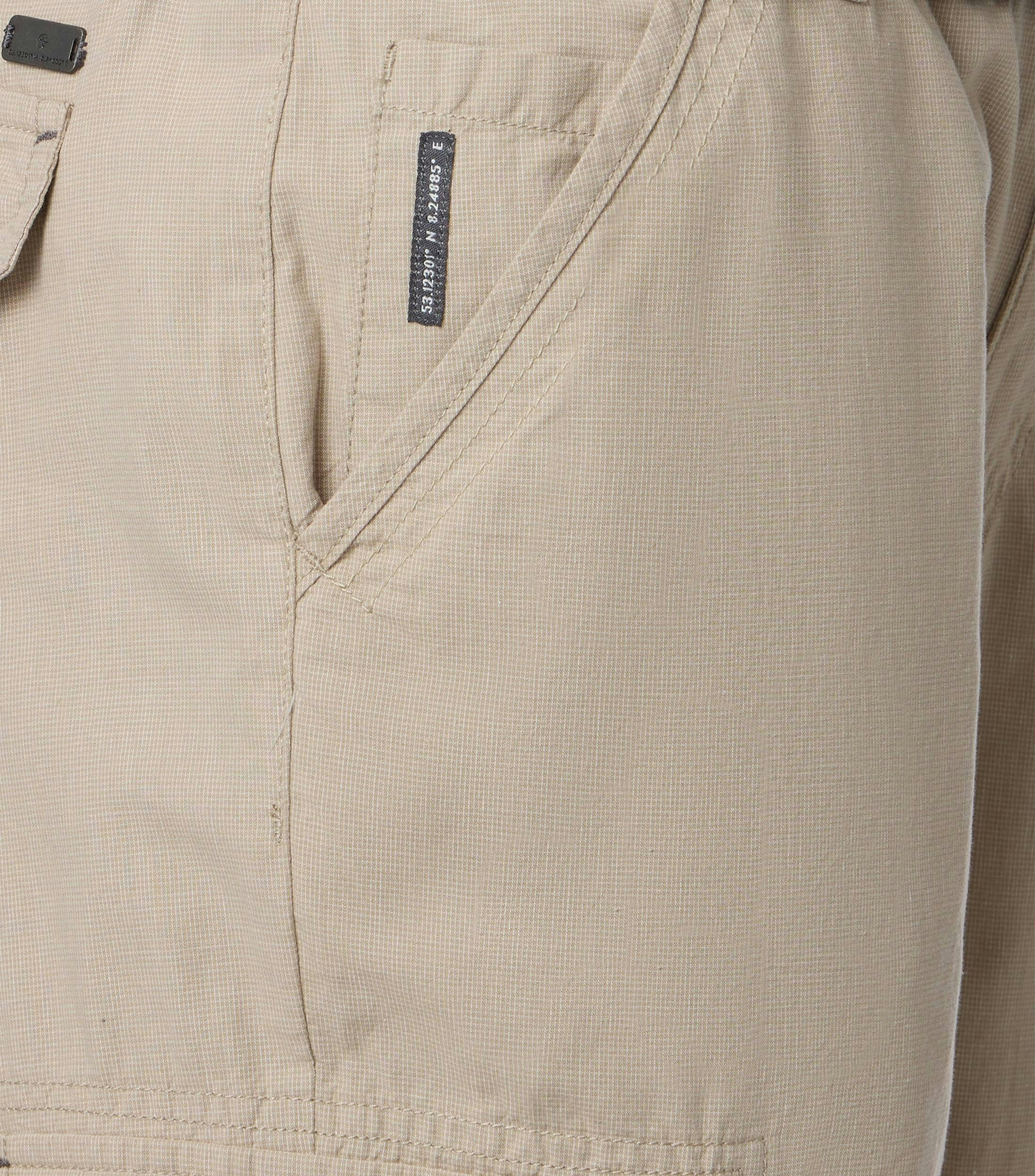 Eine Shorts im uni Muster in der Farbe Beige