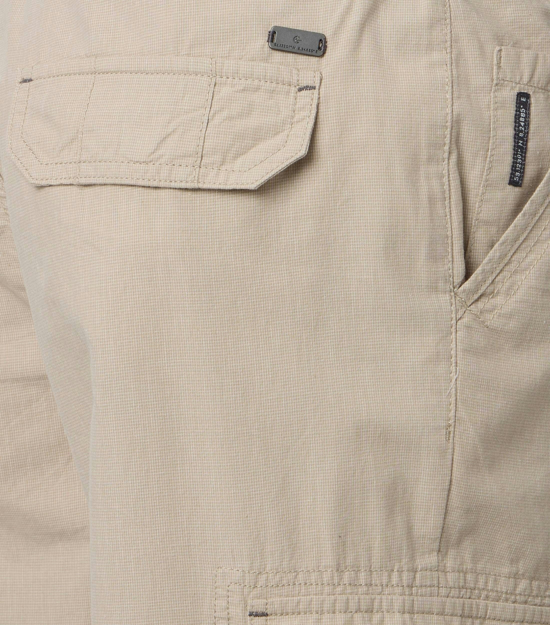 Eine Shorts im uni Muster in der Farbe Beige