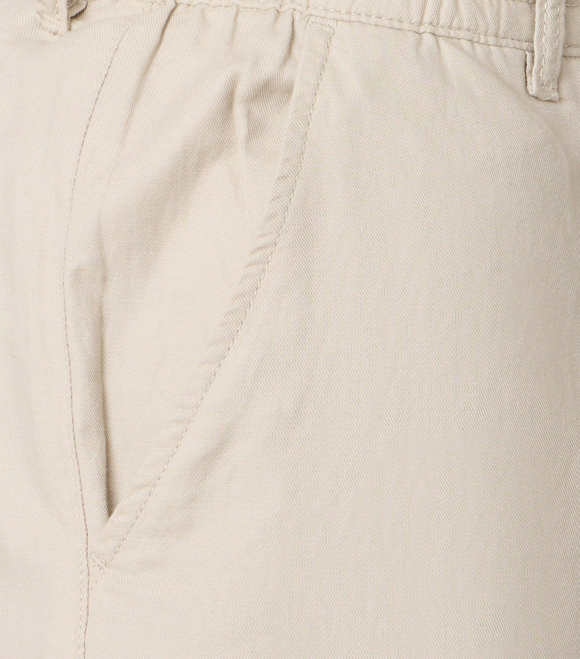 Eine Shorts im uni Muster in der Farbe Blau