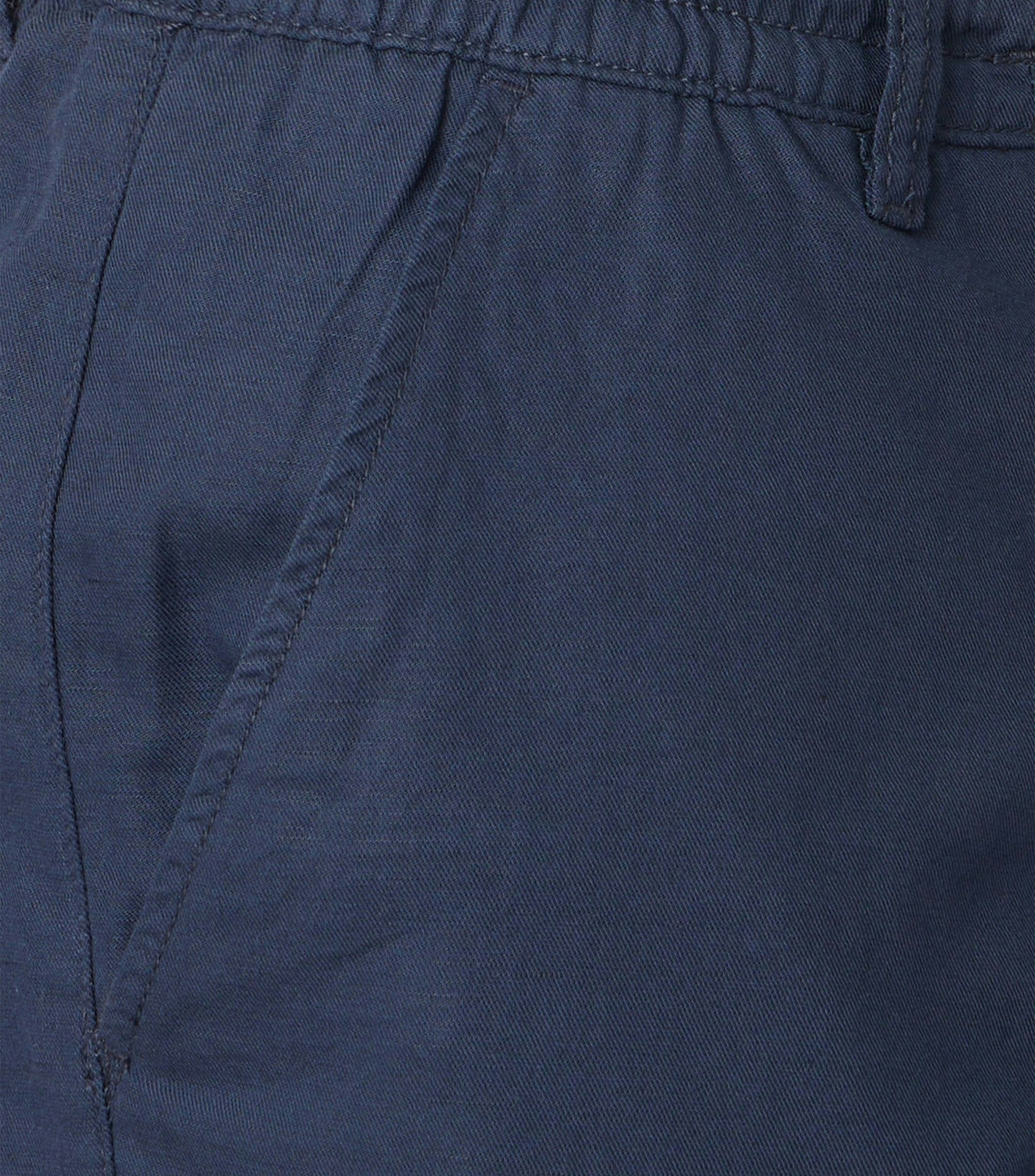 Eine Shorts im uni Muster in der Farbe Dunkelblau