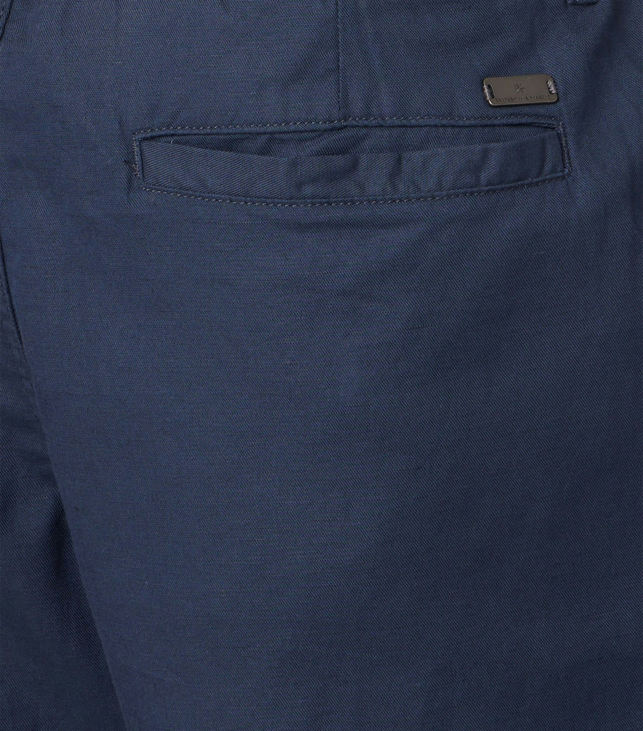 Eine Shorts im uni Muster in der Farbe Dunkelblau