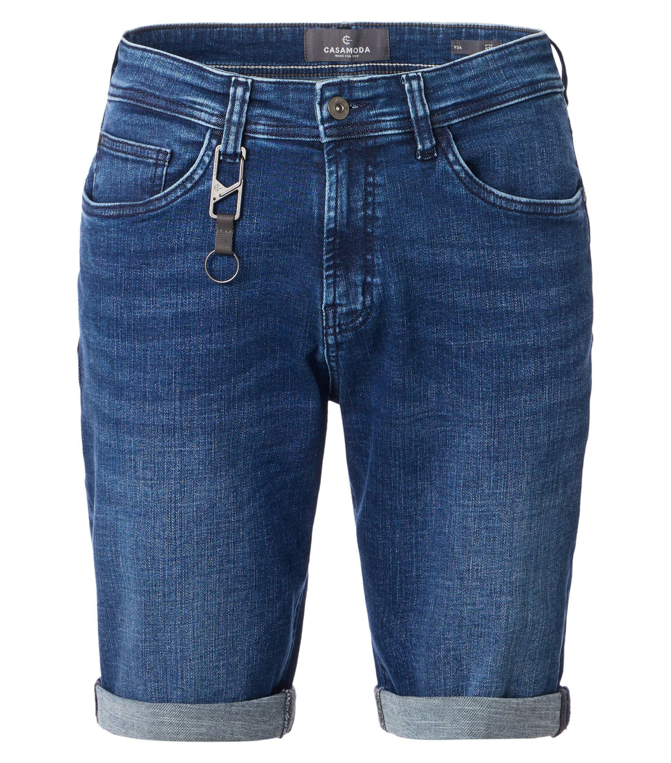 Eine Shorts im uni Muster in der Farbe sattes Mittelblau