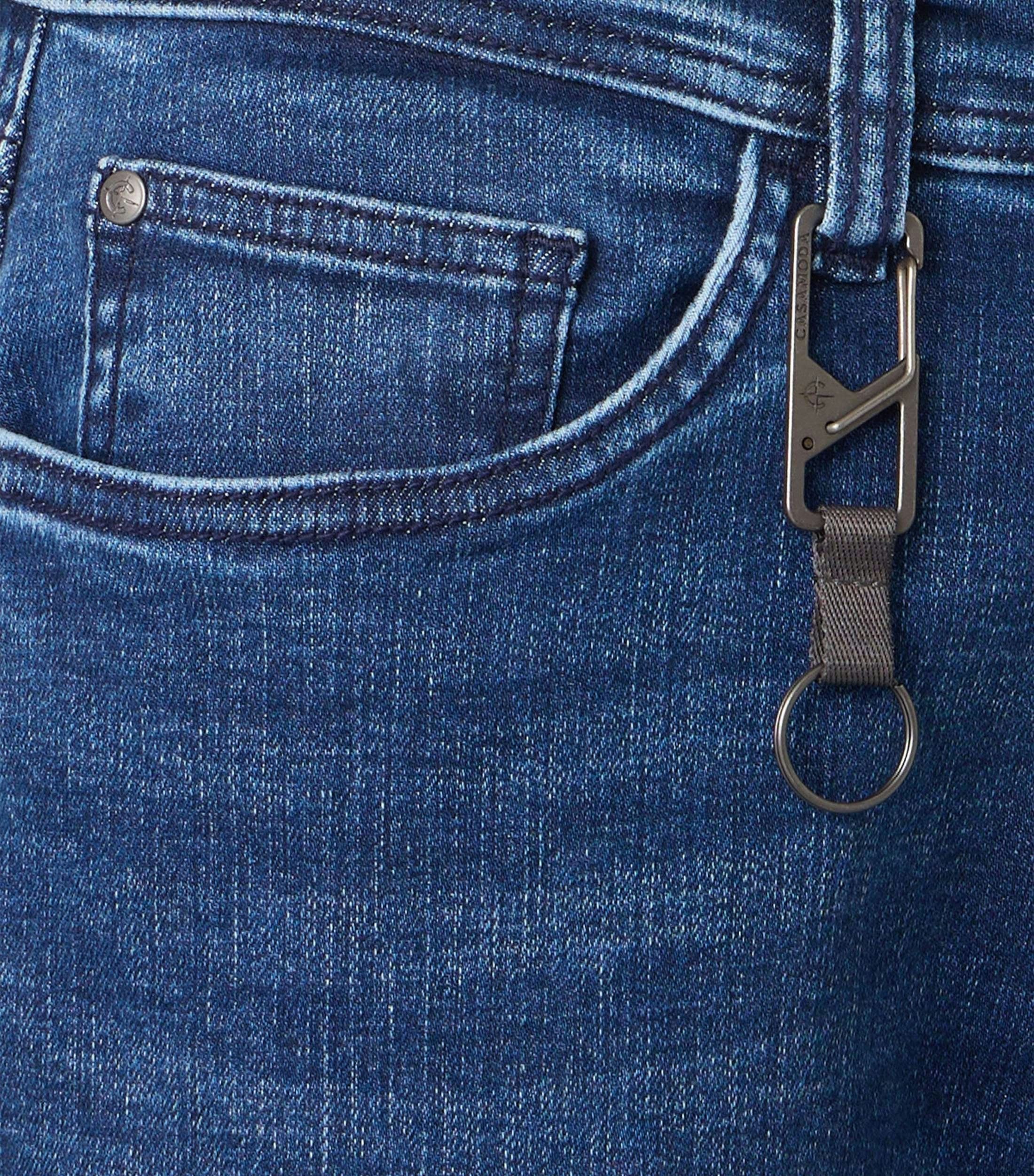 Eine Shorts im uni Muster in der Farbe sattes Mittelblau