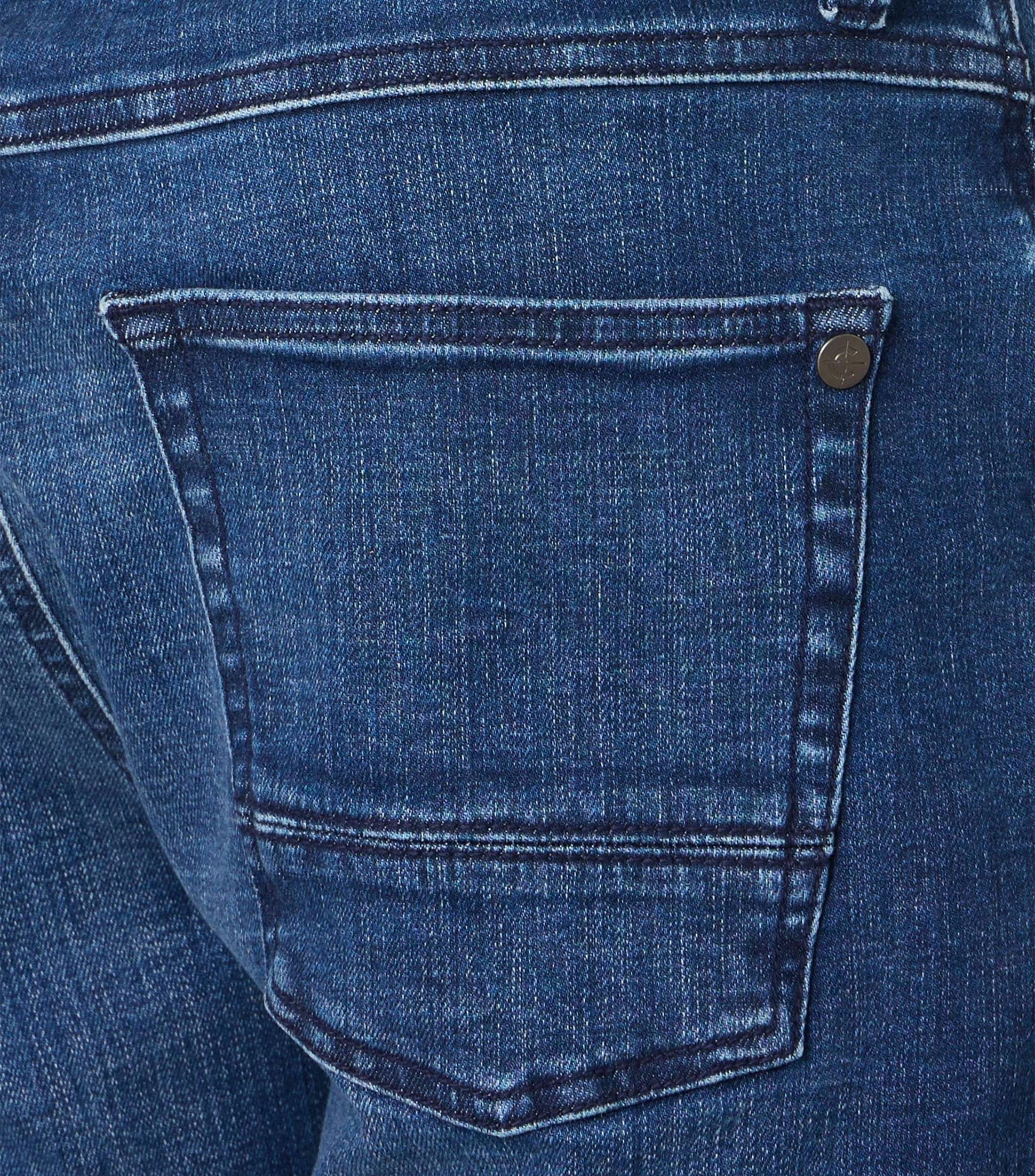 Eine Shorts im uni Muster in der Farbe sattes Mittelblau