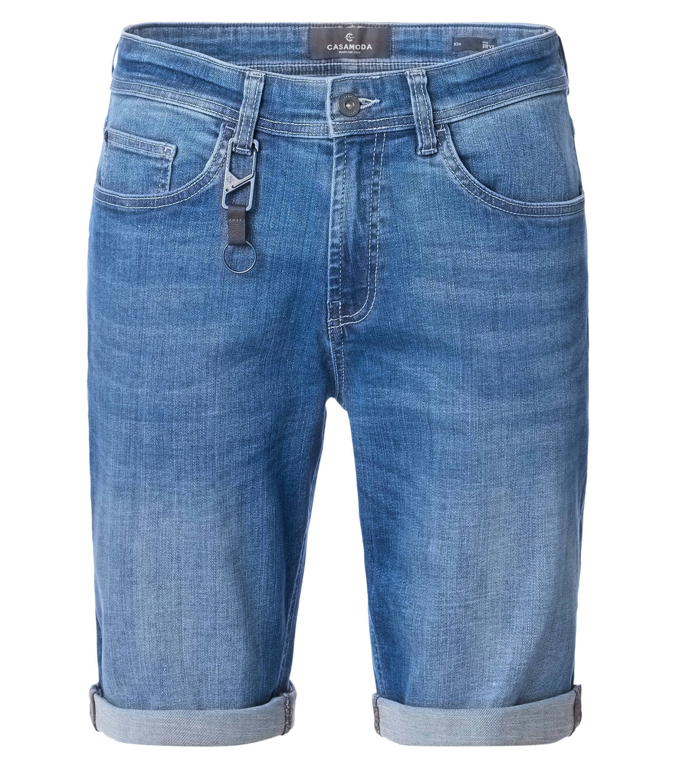 Eine Shorts im uni Muster in der Farbe Blau