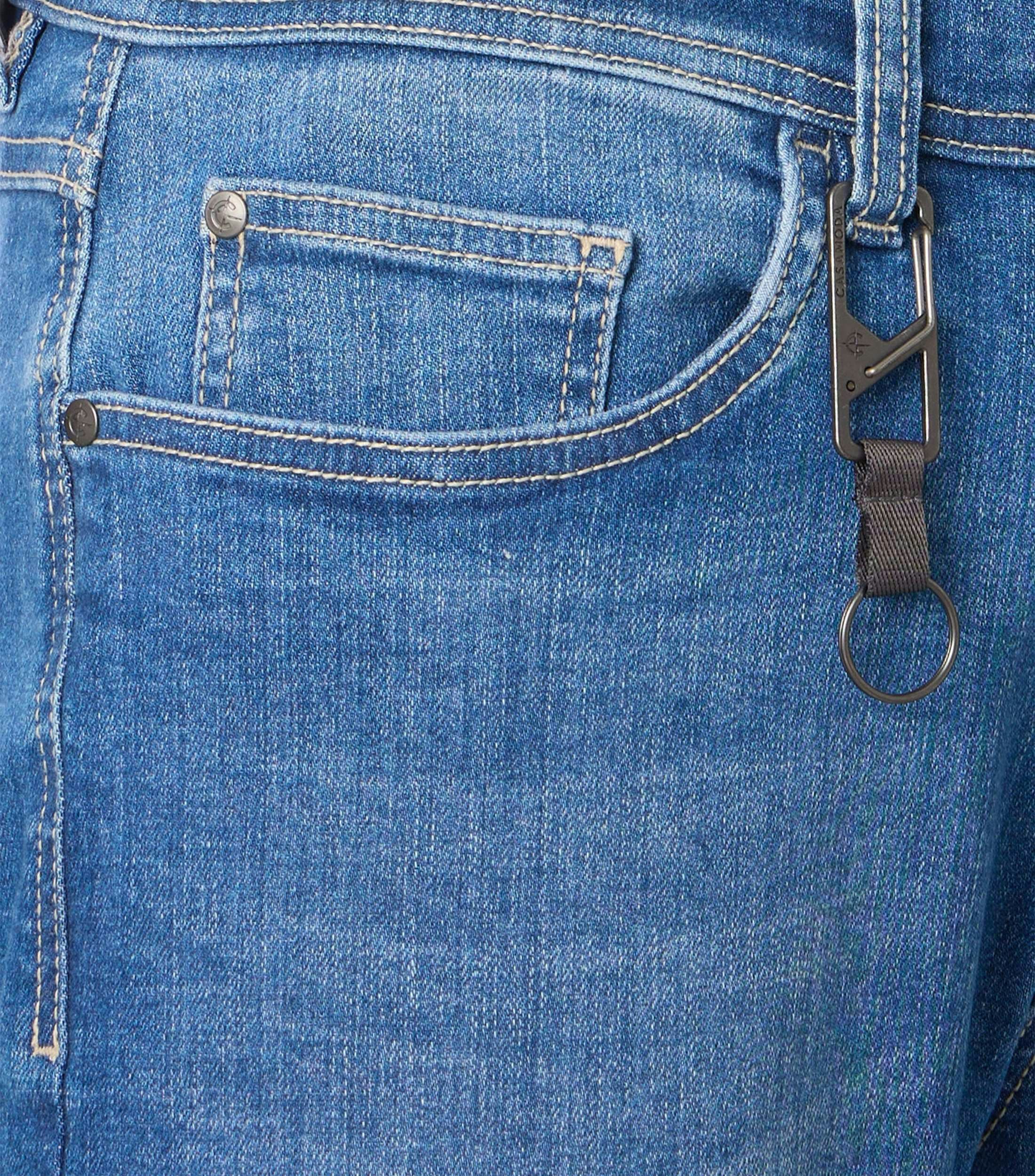 Eine Shorts im uni Muster in der Farbe Blau