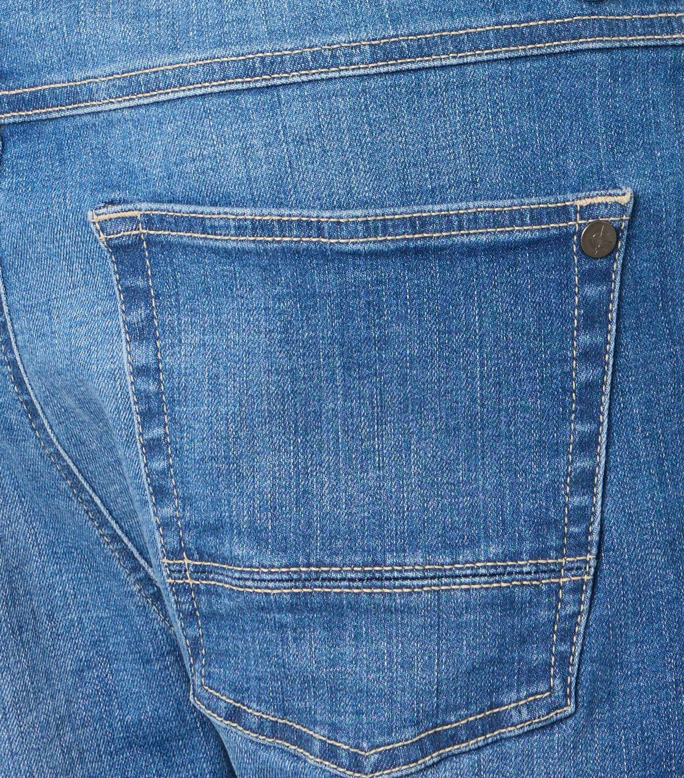 Eine Shorts im uni Muster in der Farbe Blau