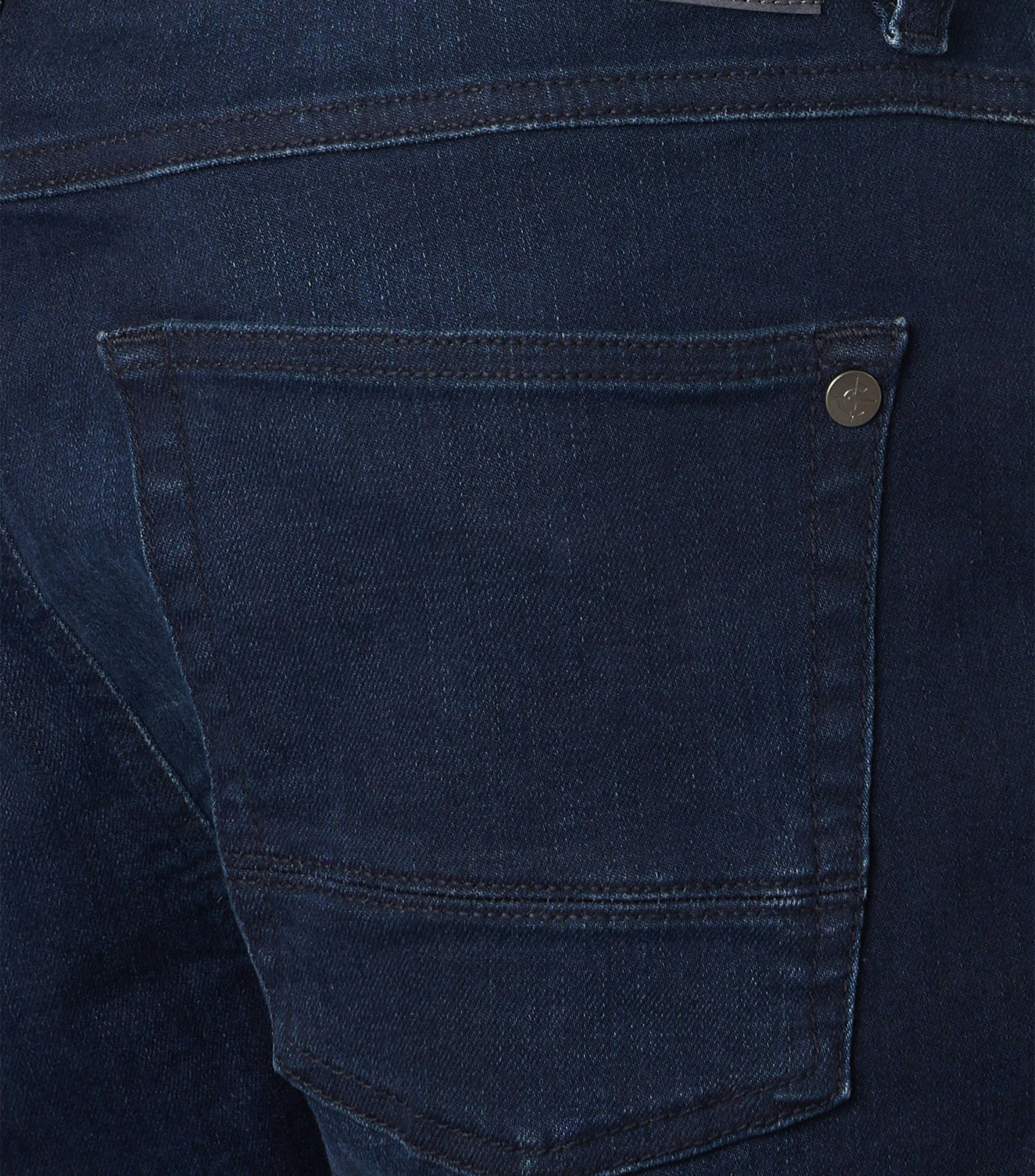 Eine Shorts im uni Muster in der Farbe Dunkelblau