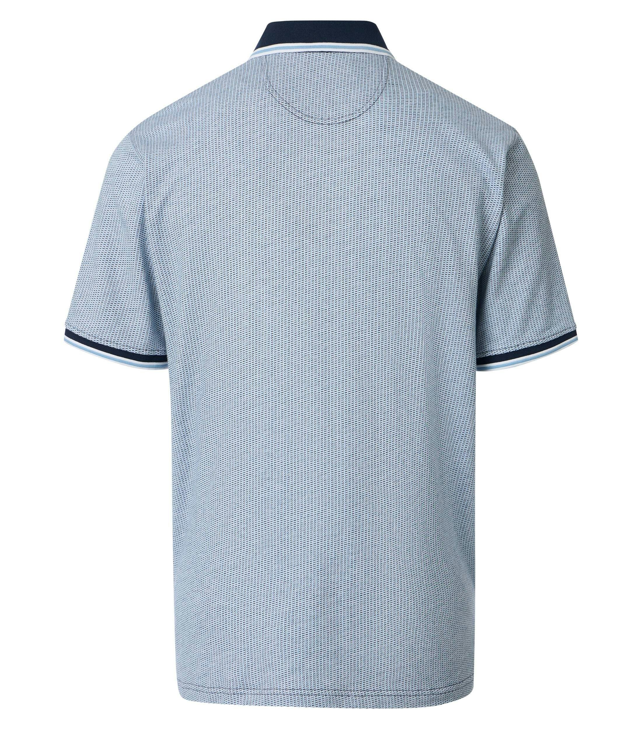 Das Model trägt ein Polo-Shirt im andere Muster Muster in der Farbe Blau