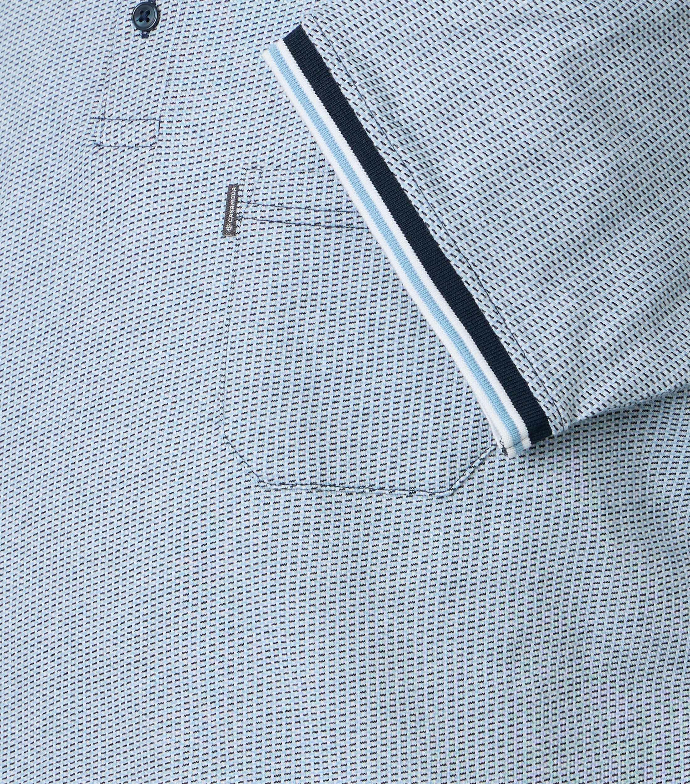Das Model trägt ein Polo-Shirt im andere Muster Muster in der Farbe Blau