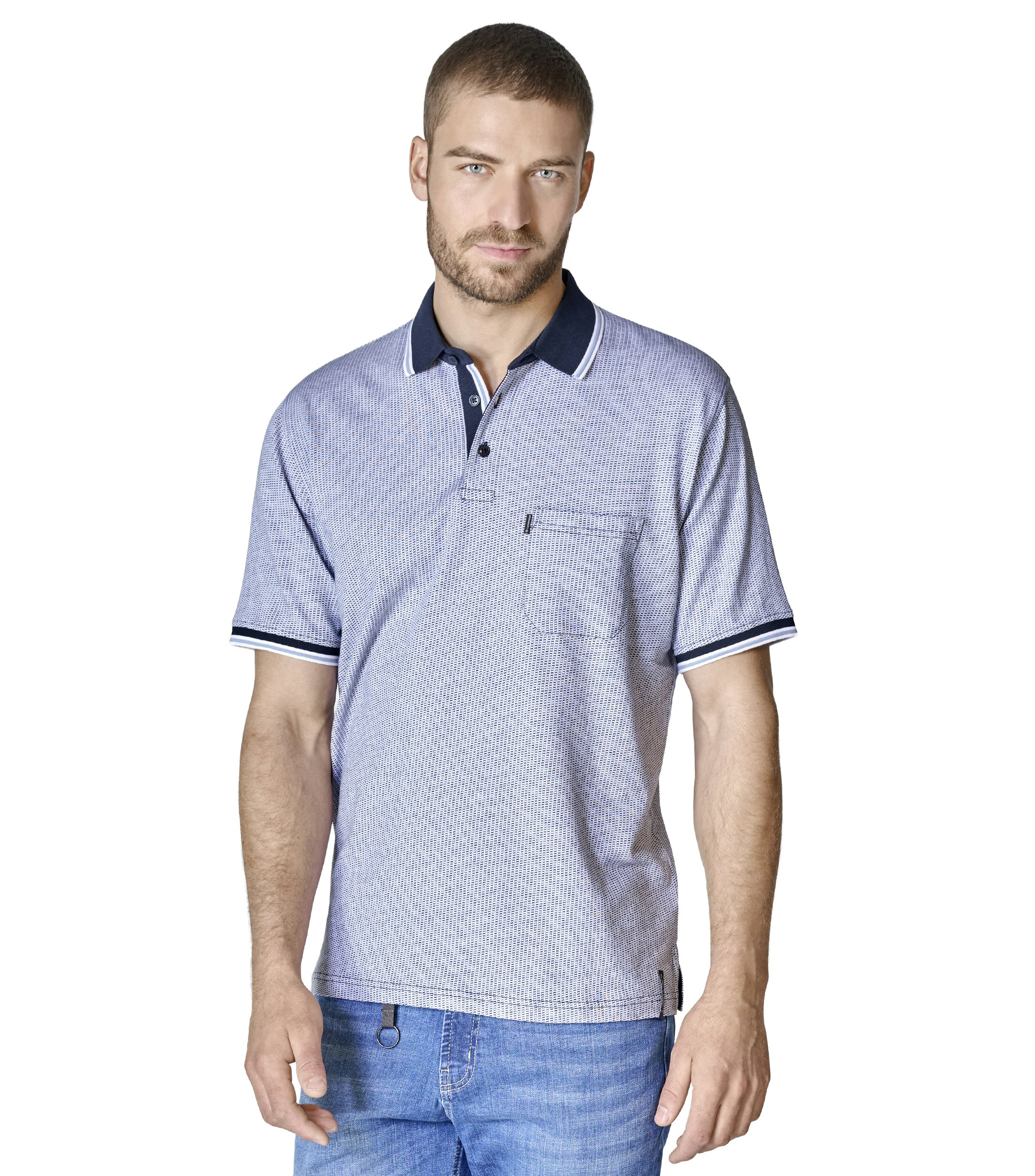 Das Model trägt ein Polo-Shirt im andere Muster Muster in der Farbe Blau