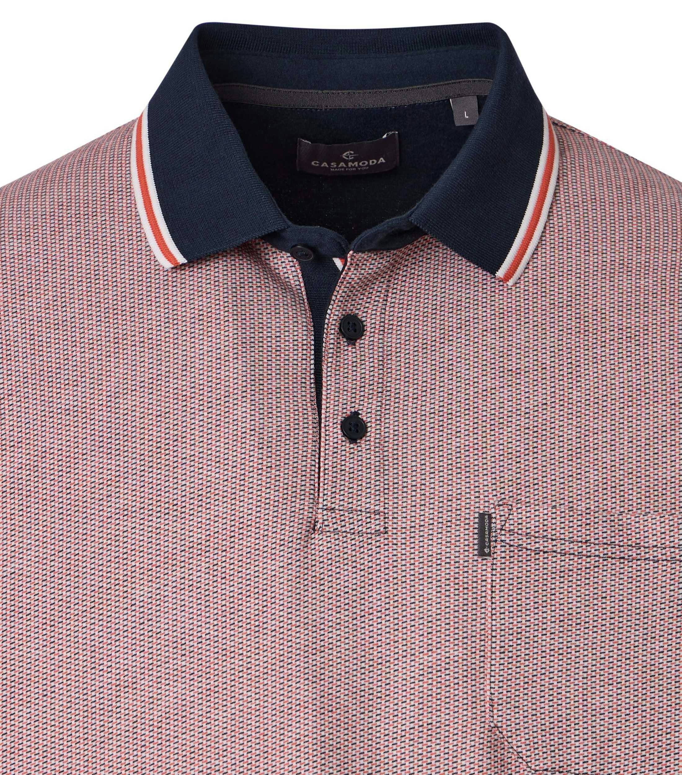 Ein Polo-Shirt im Print Muster in der Farbe Hellrot