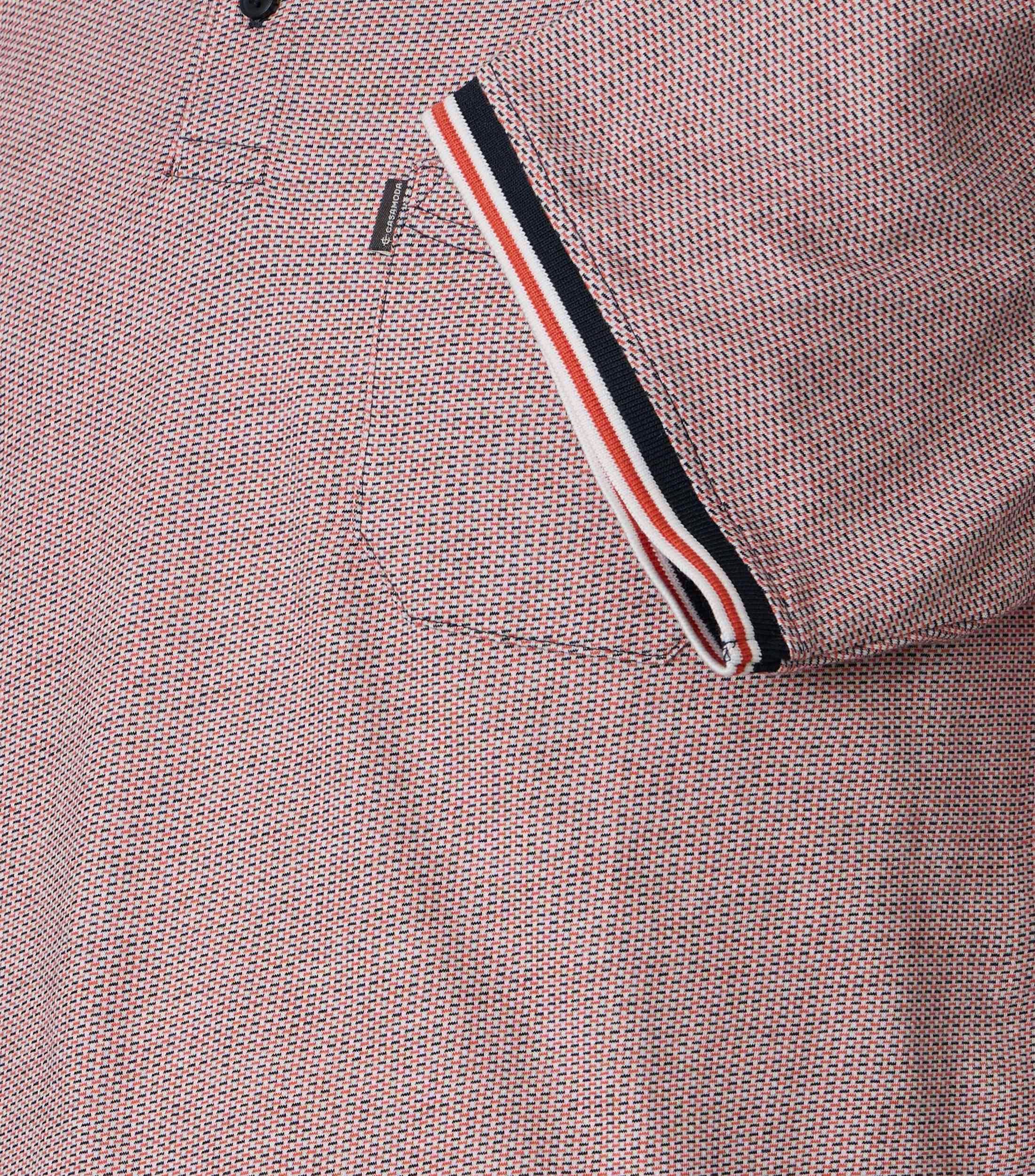 Ein Polo-Shirt im Print Muster in der Farbe Hellrot