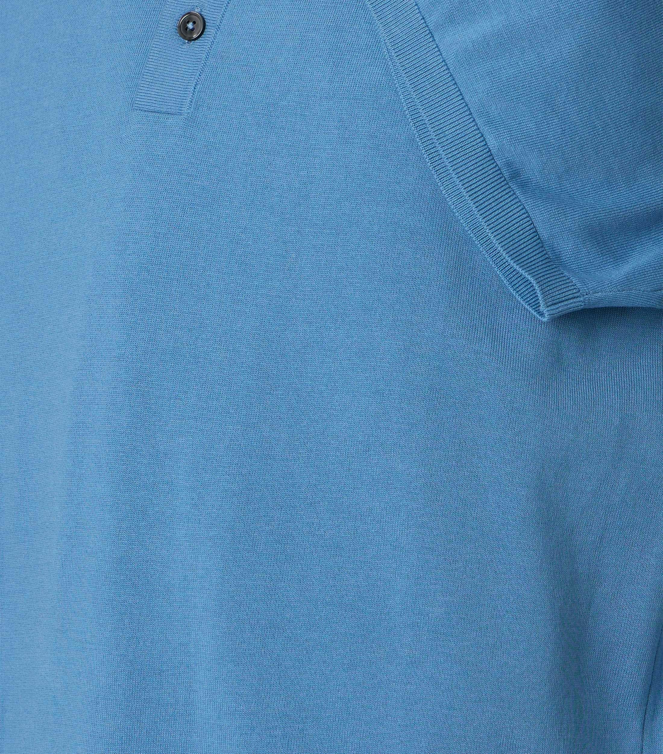 Ein Polo-Shirt im uni Muster in der Farbe Blau