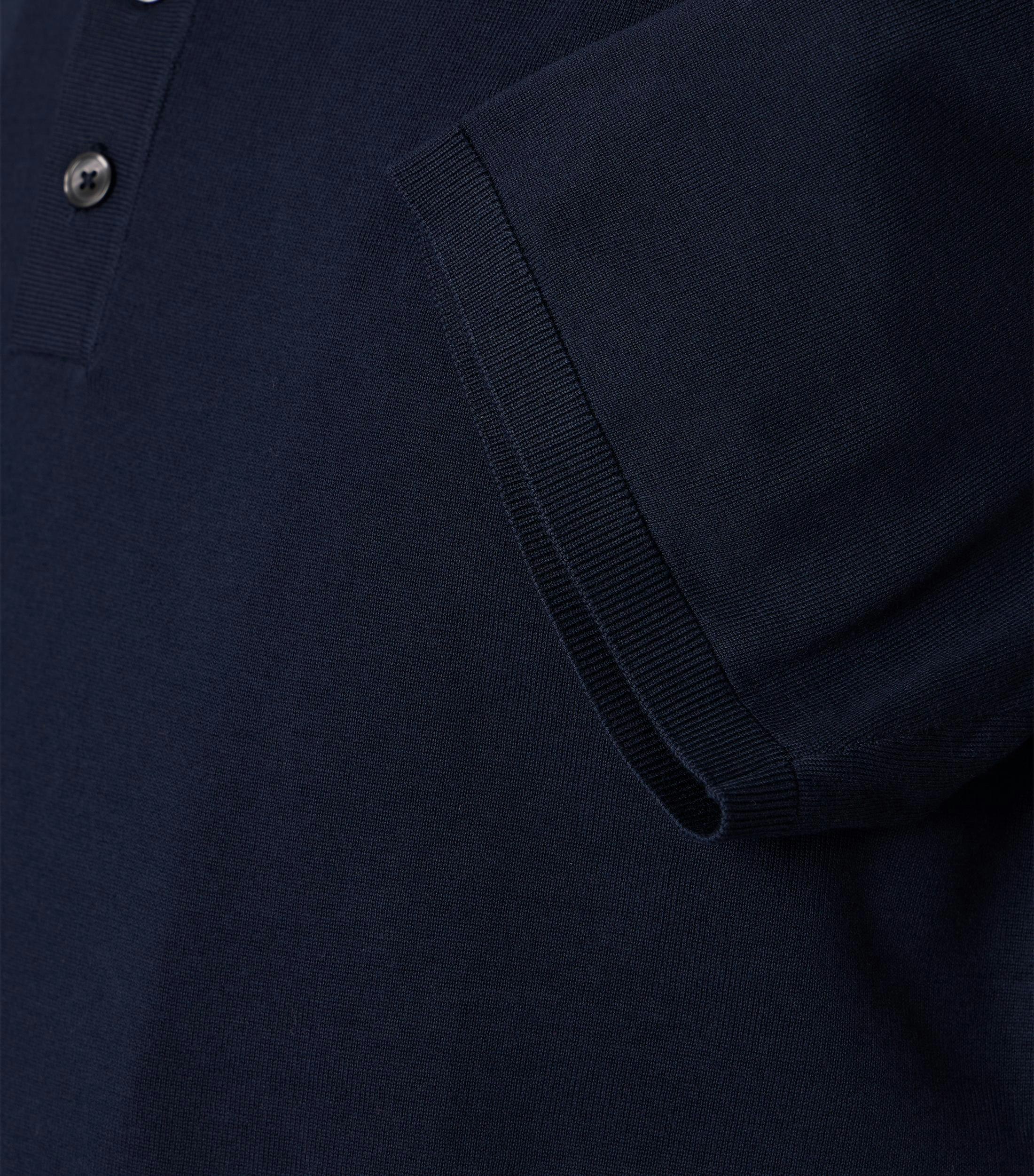 Ein Polo-Shirt im uni Muster in der Farbe Dunkelblau