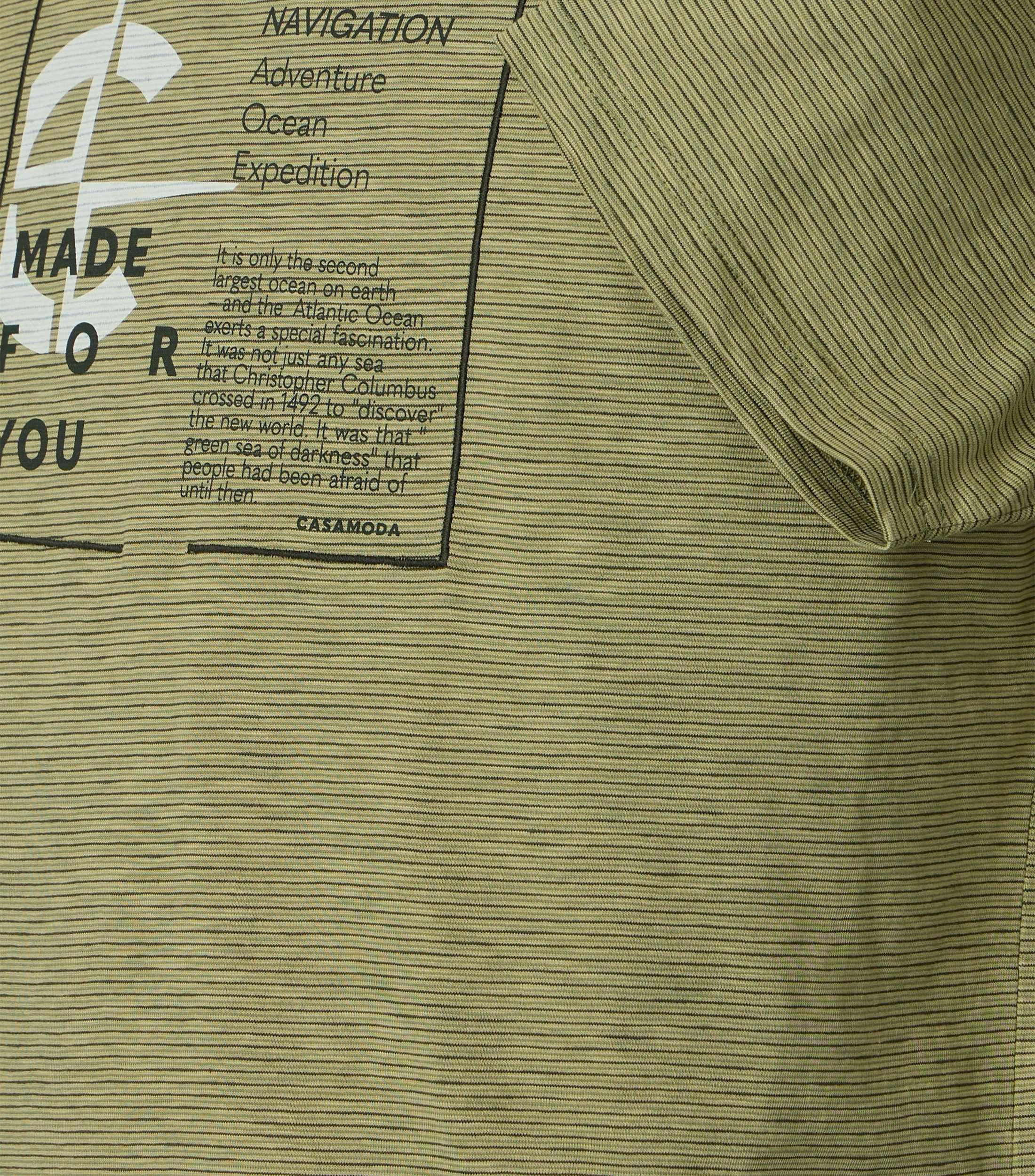 Ein T-Shirt im uni Muster in der Farbe Grün
