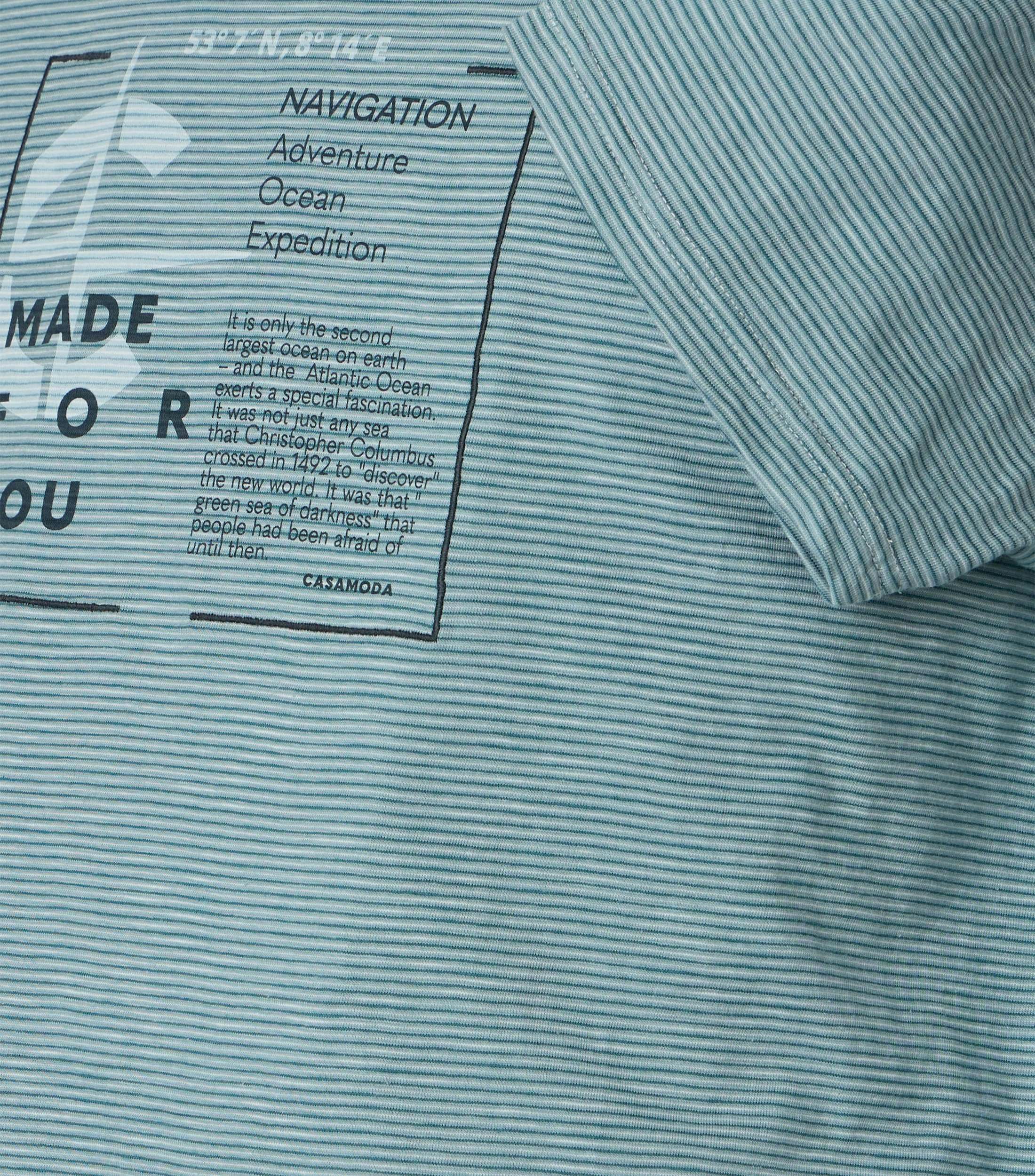 Ein T-Shirt im uni Muster in der Farbe Türkisblau