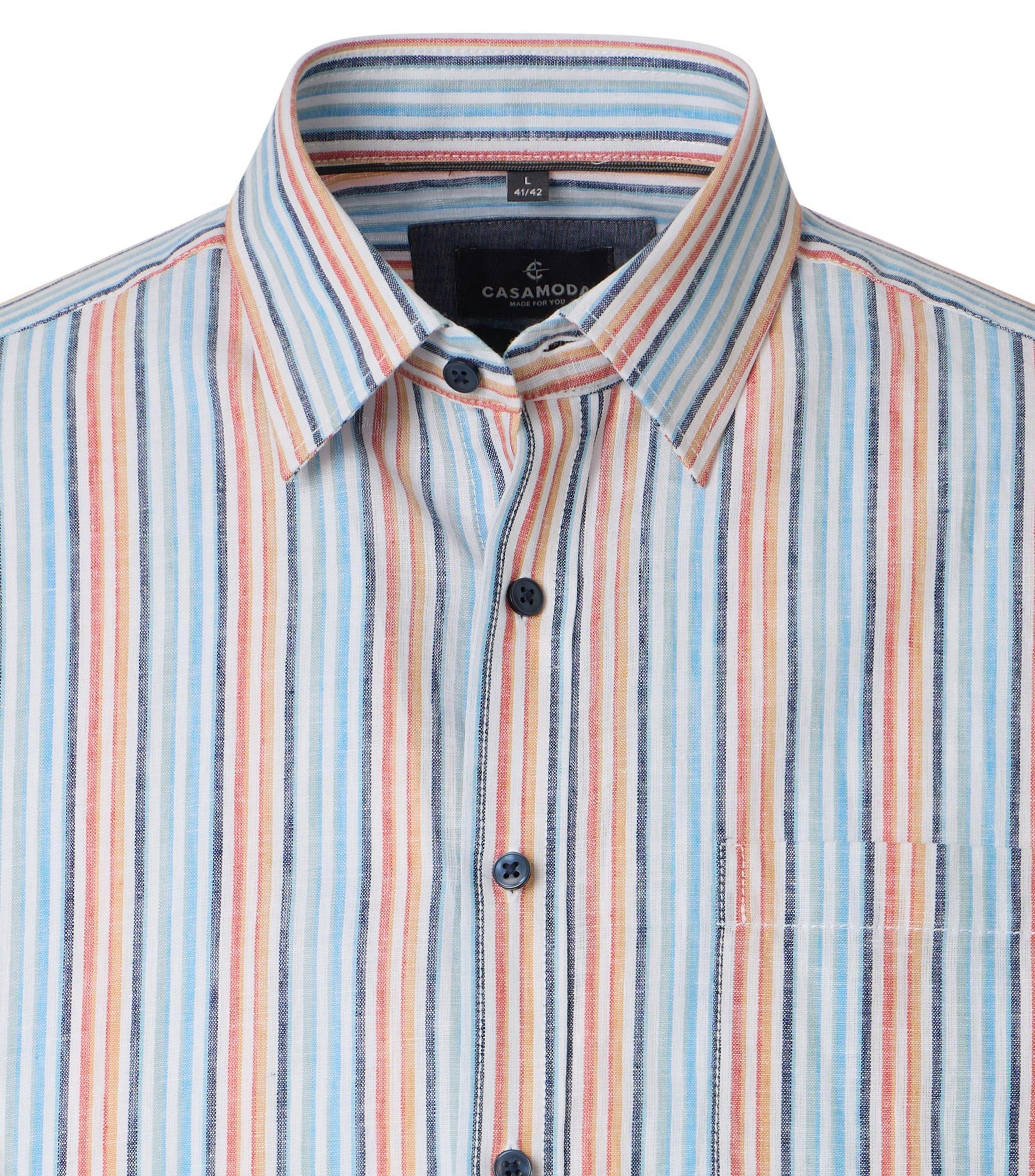 Ein Freizeithemd im gestreift Muster in der Farbe Helltürkis