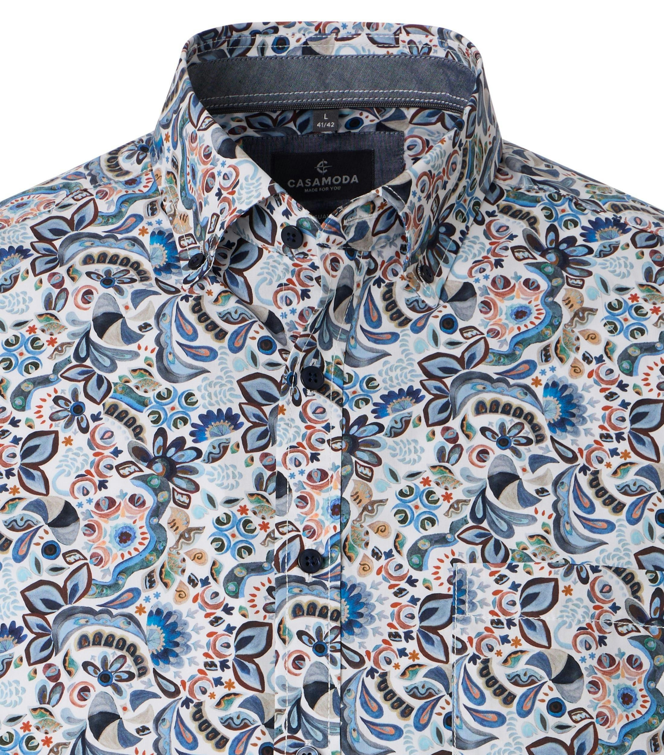 Ein Freizeithemd im Print Muster in der Farbe Blau