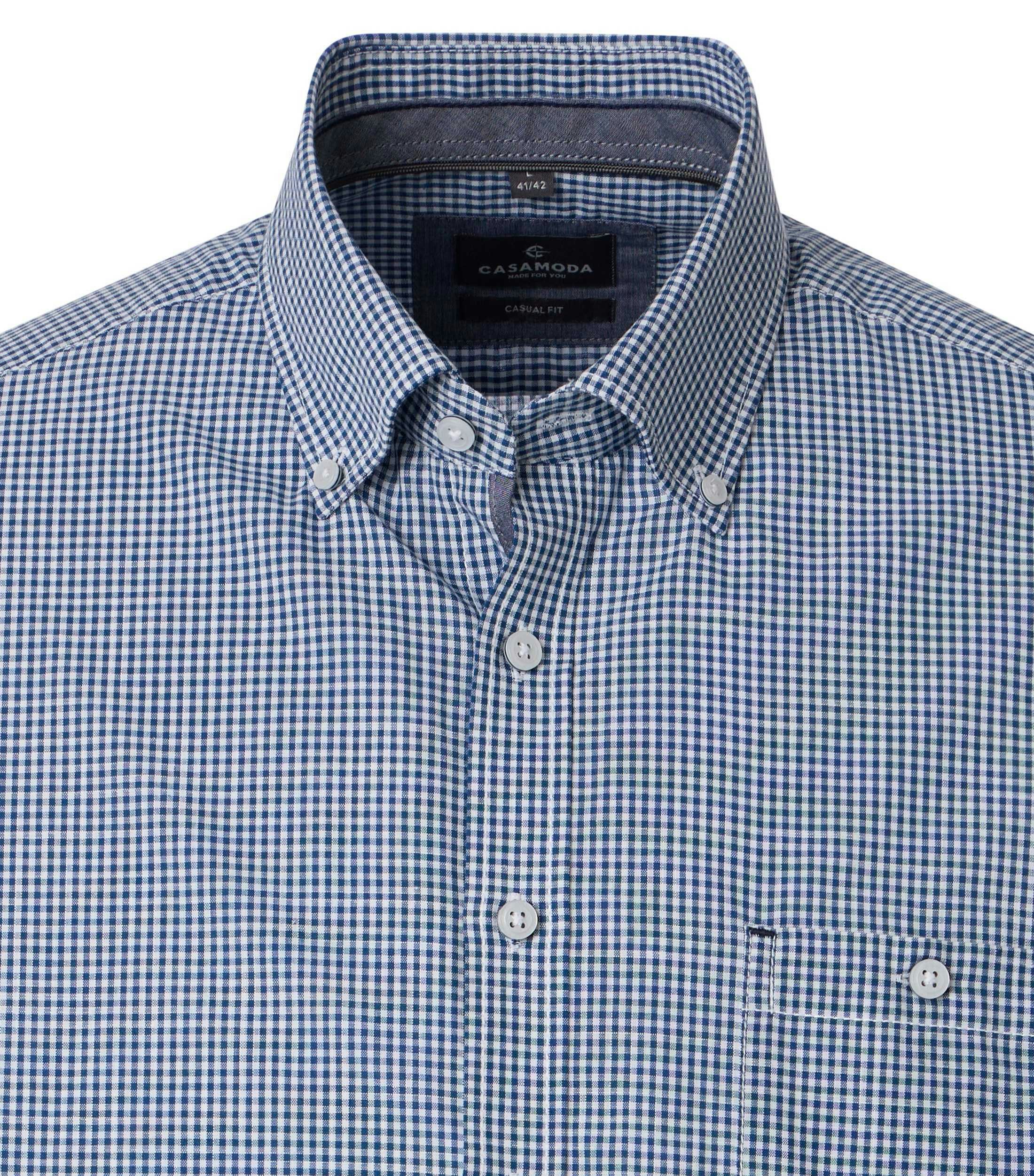 Ein Freizeithemd im kariert Muster in der Farbe Blau
