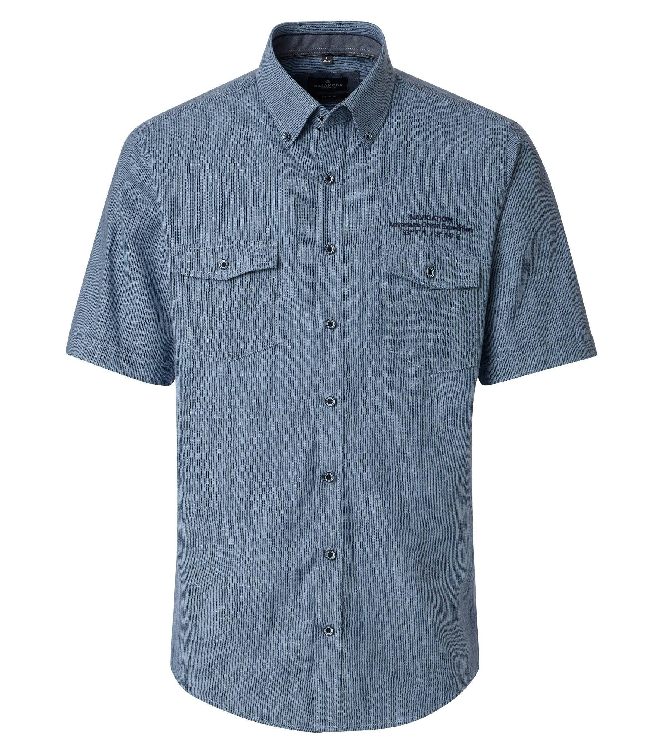 Ein Freizeithemd im gestreift Muster in der Farbe Blau