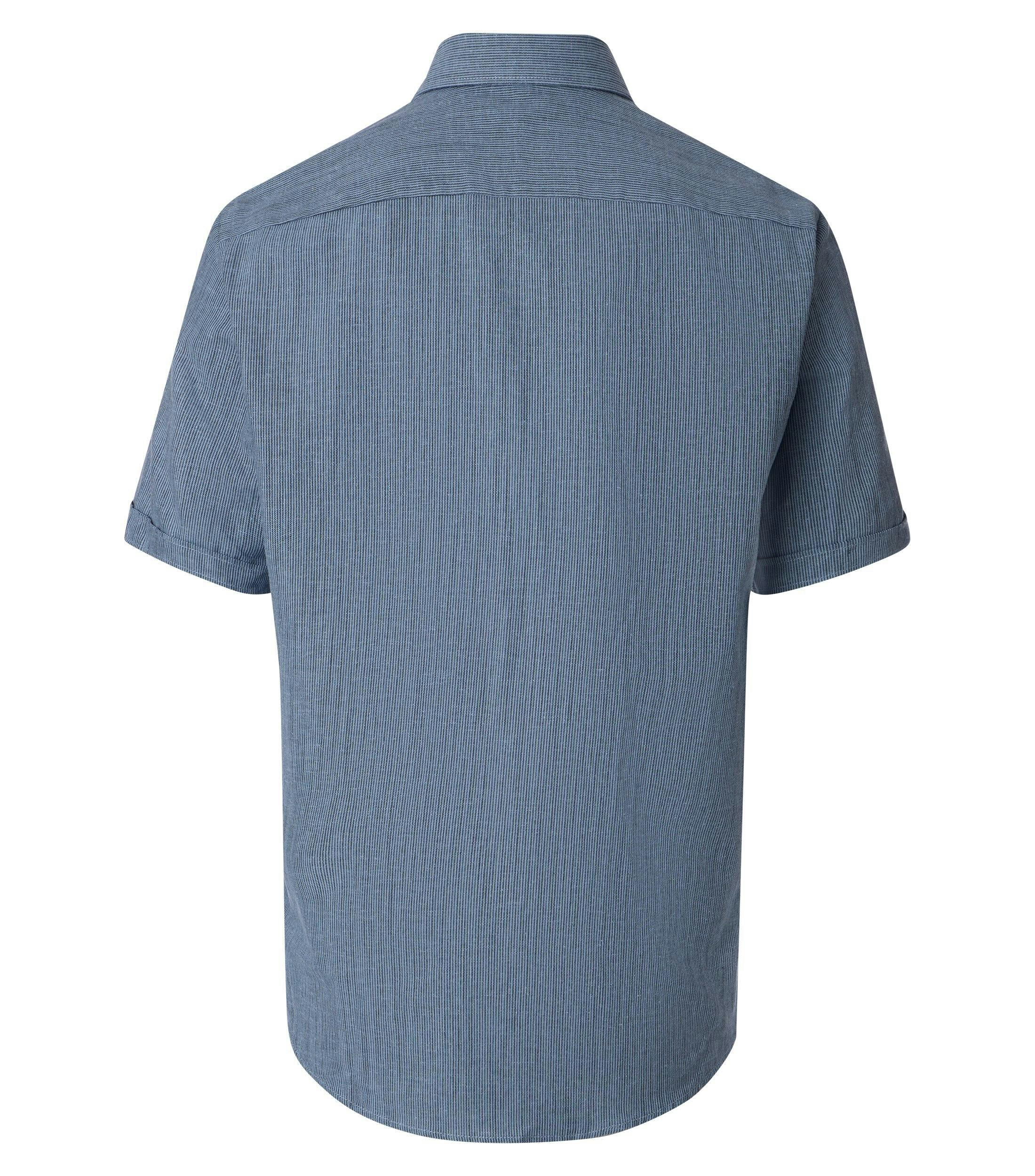 Ein Freizeithemd im gestreift Muster in der Farbe Blau
