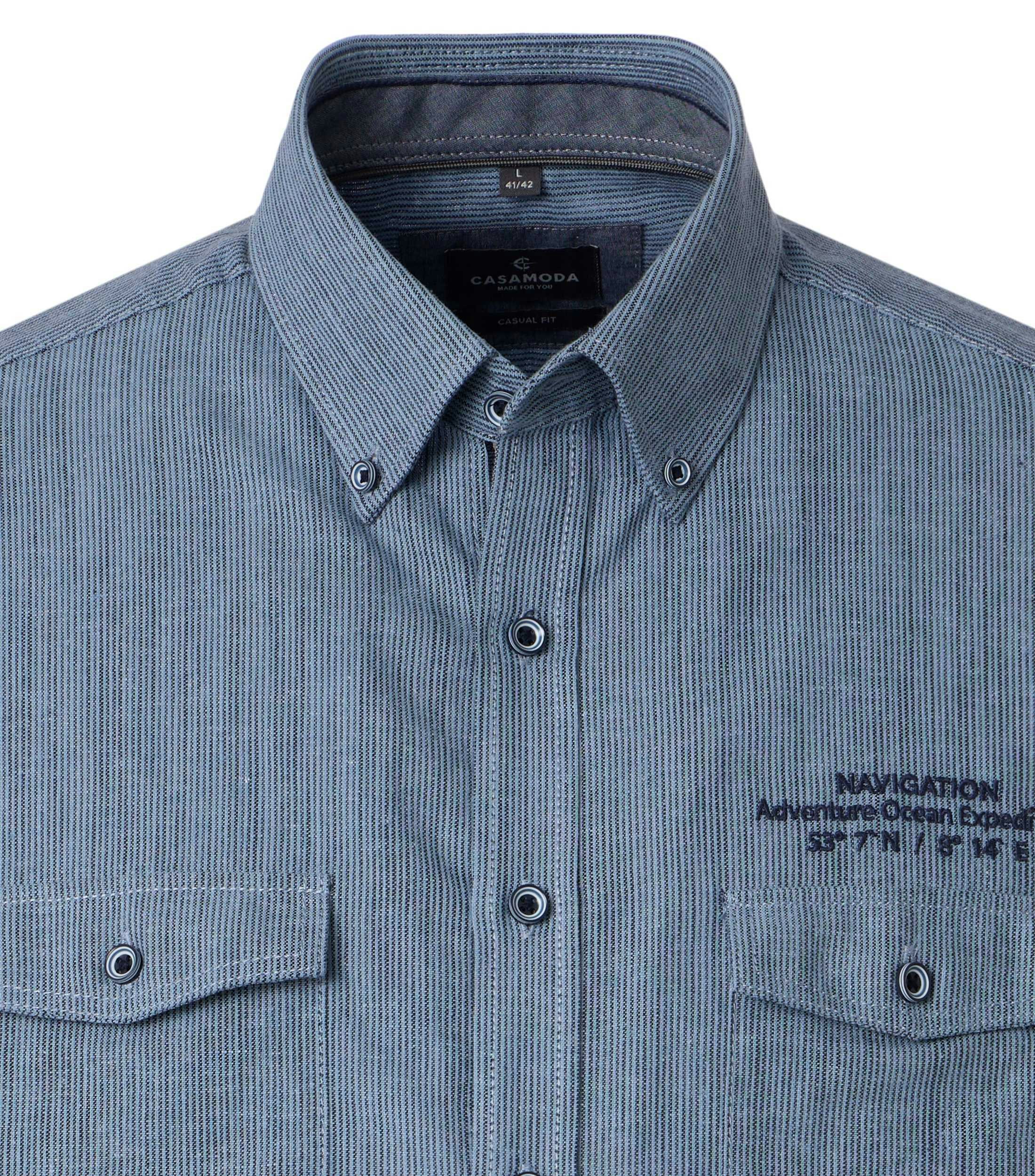 Ein Freizeithemd im gestreift Muster in der Farbe Blau