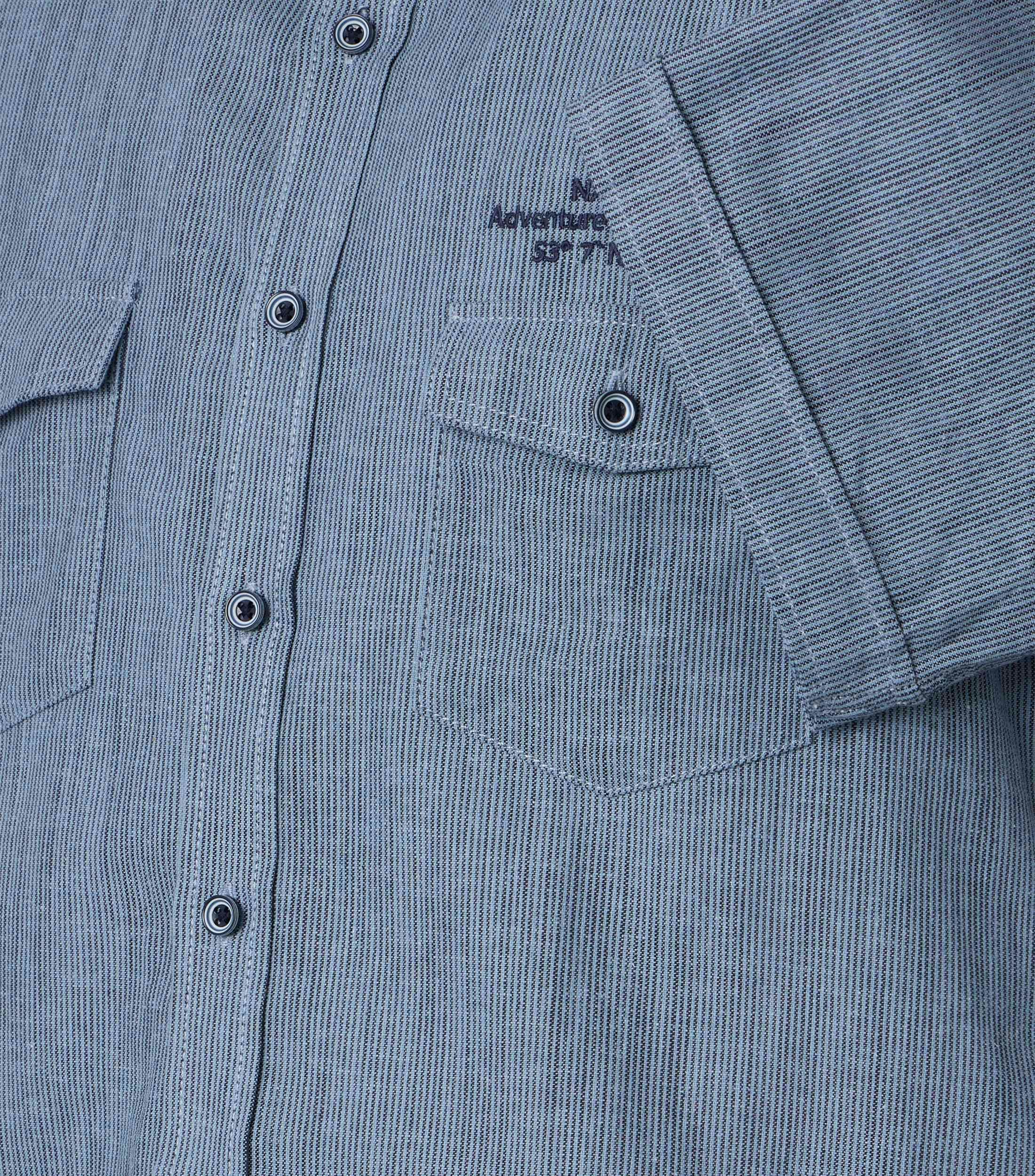 Ein Freizeithemd im gestreift Muster in der Farbe Blau
