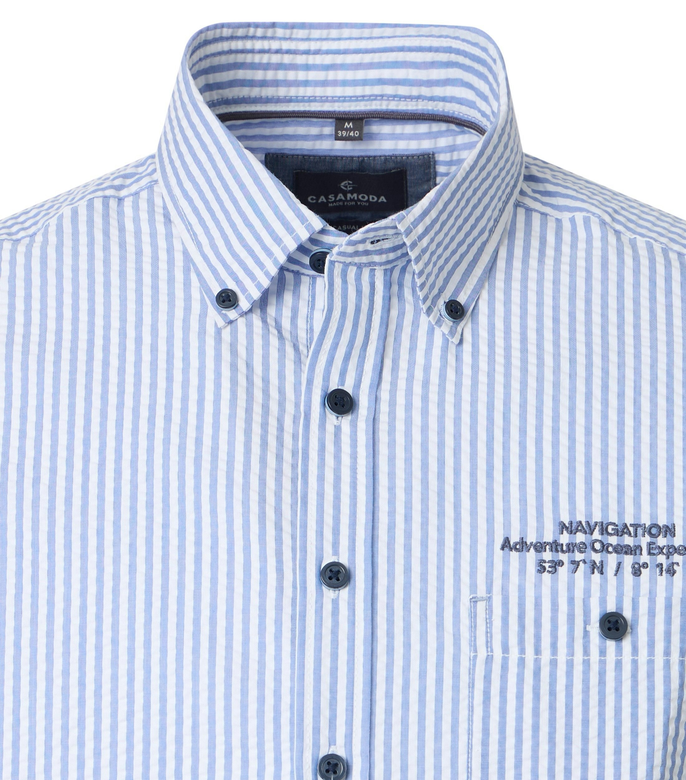 Ein Freizeithemd im gestreift Muster in der Farbe Blau