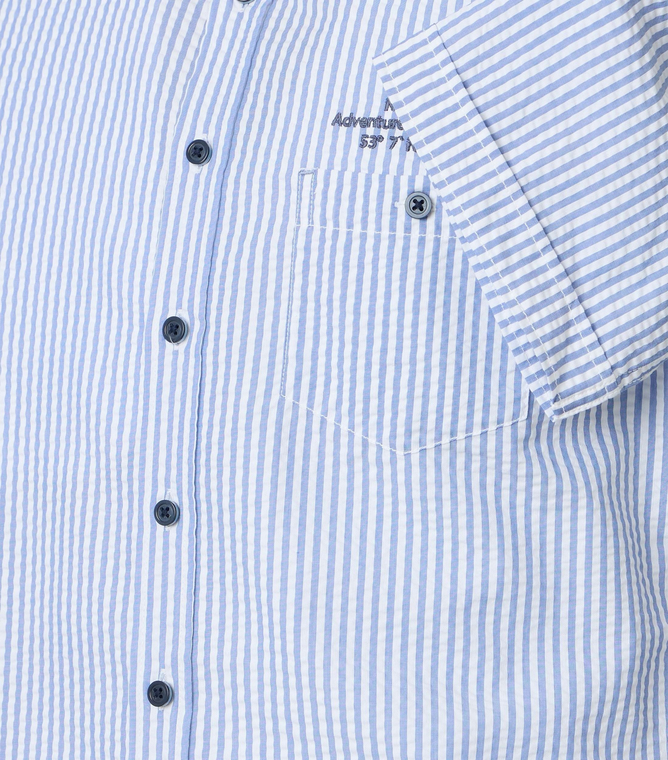 Ein Freizeithemd im gestreift Muster in der Farbe Blau