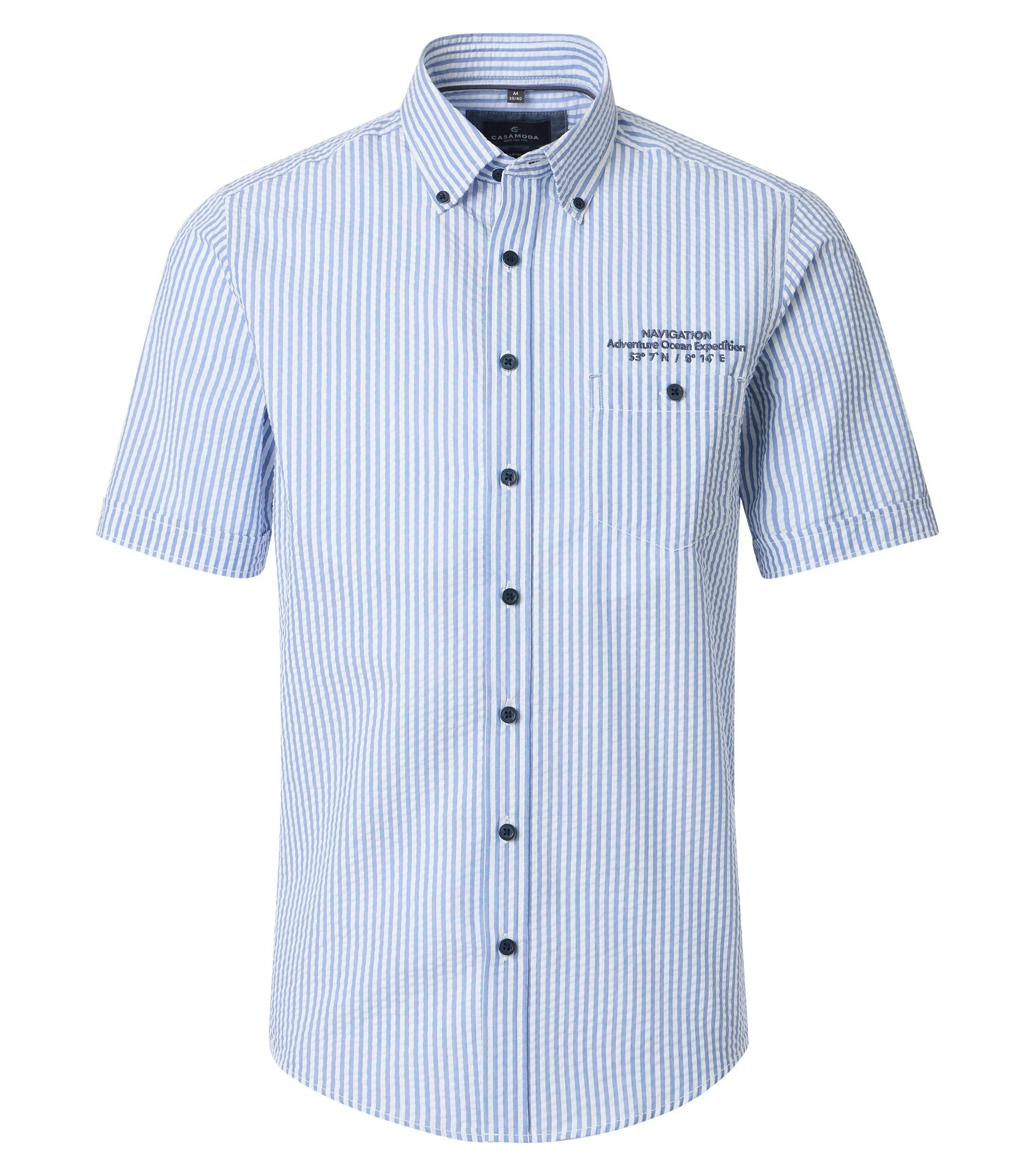 Ein Freizeithemd im gestreift Muster in der Farbe Blau