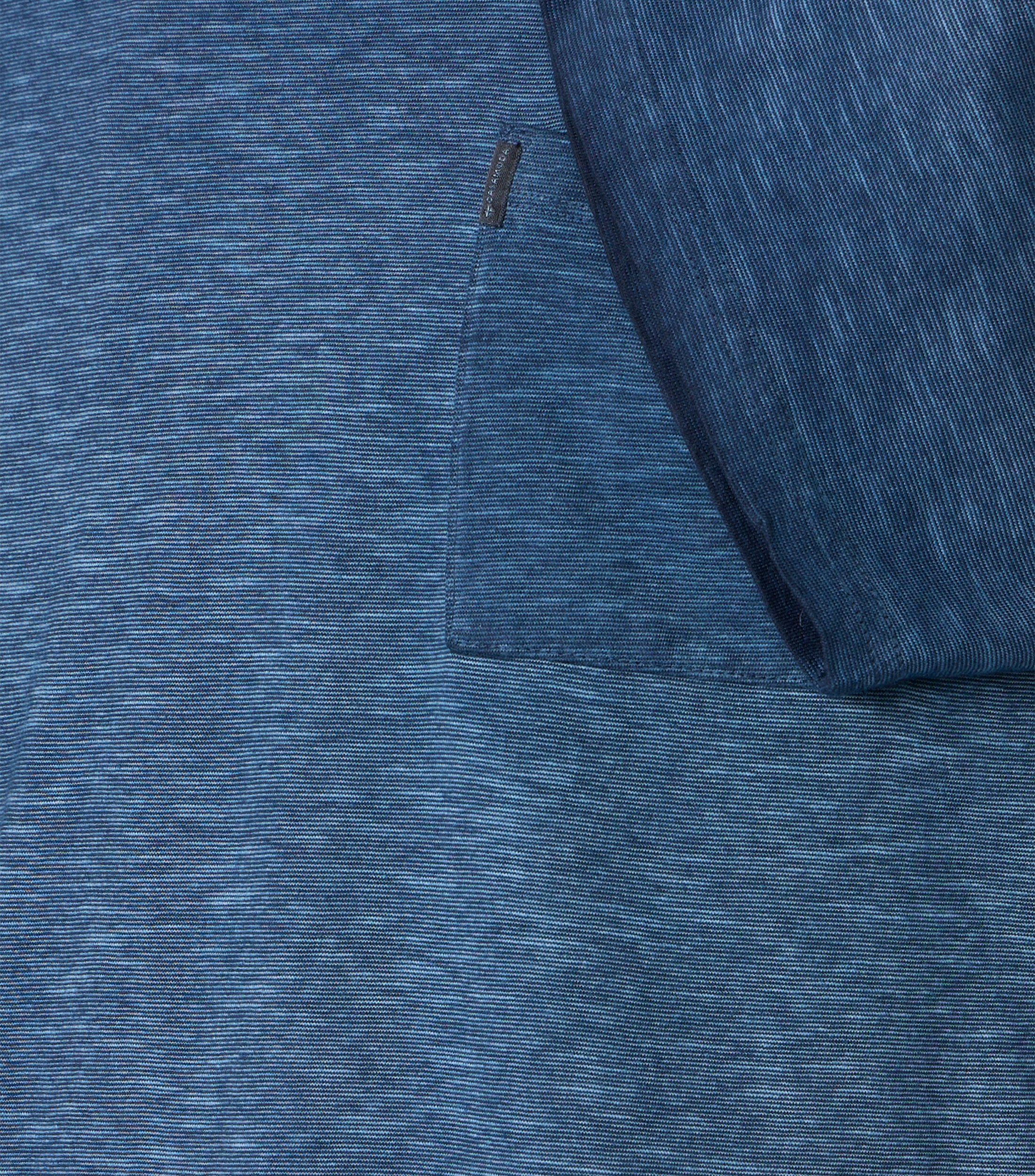 Ein T-Shirt im uni Muster in der Farbe Blau