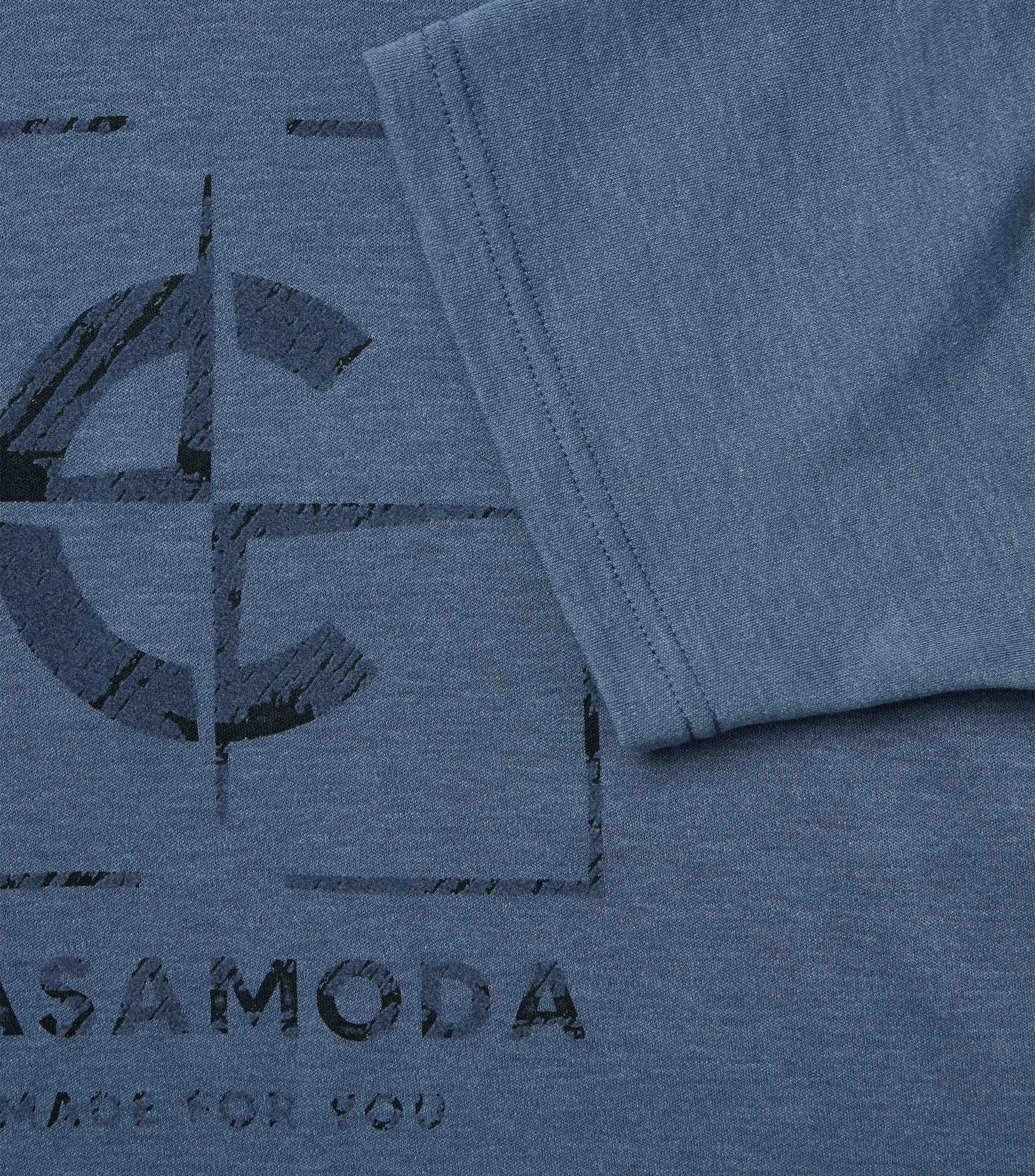 Ein T-Shirt im uni Muster in der Farbe Blau