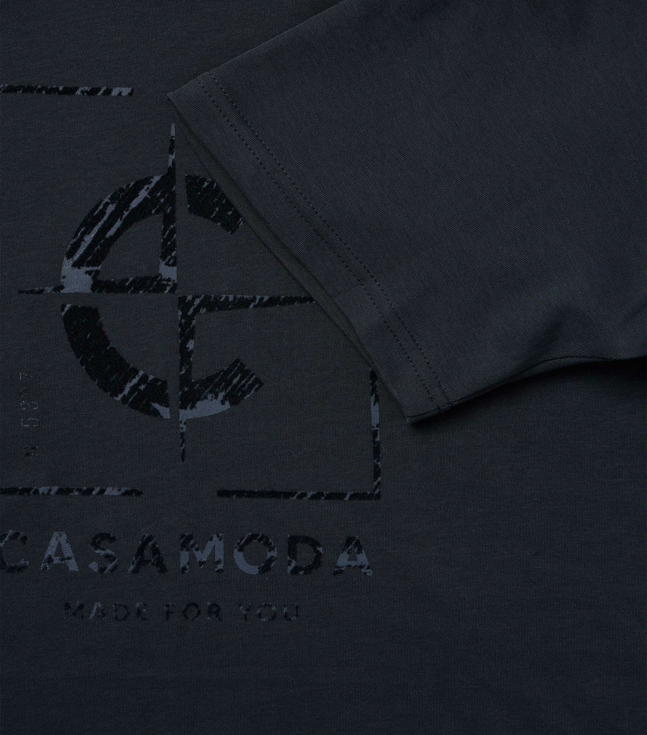 Ein T-Shirt im uni Muster in der Farbe Blau