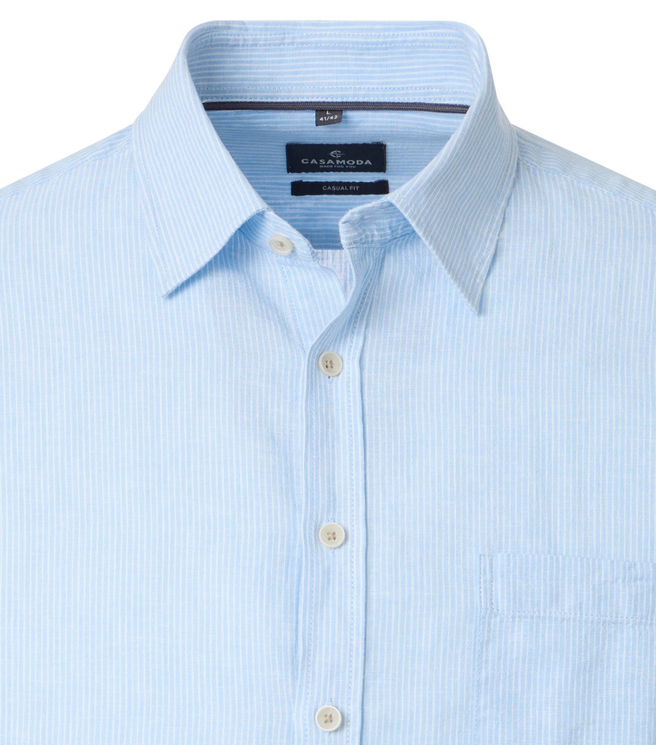 Ein Freizeithemd im gestreift Muster in der Farbe Hellblau