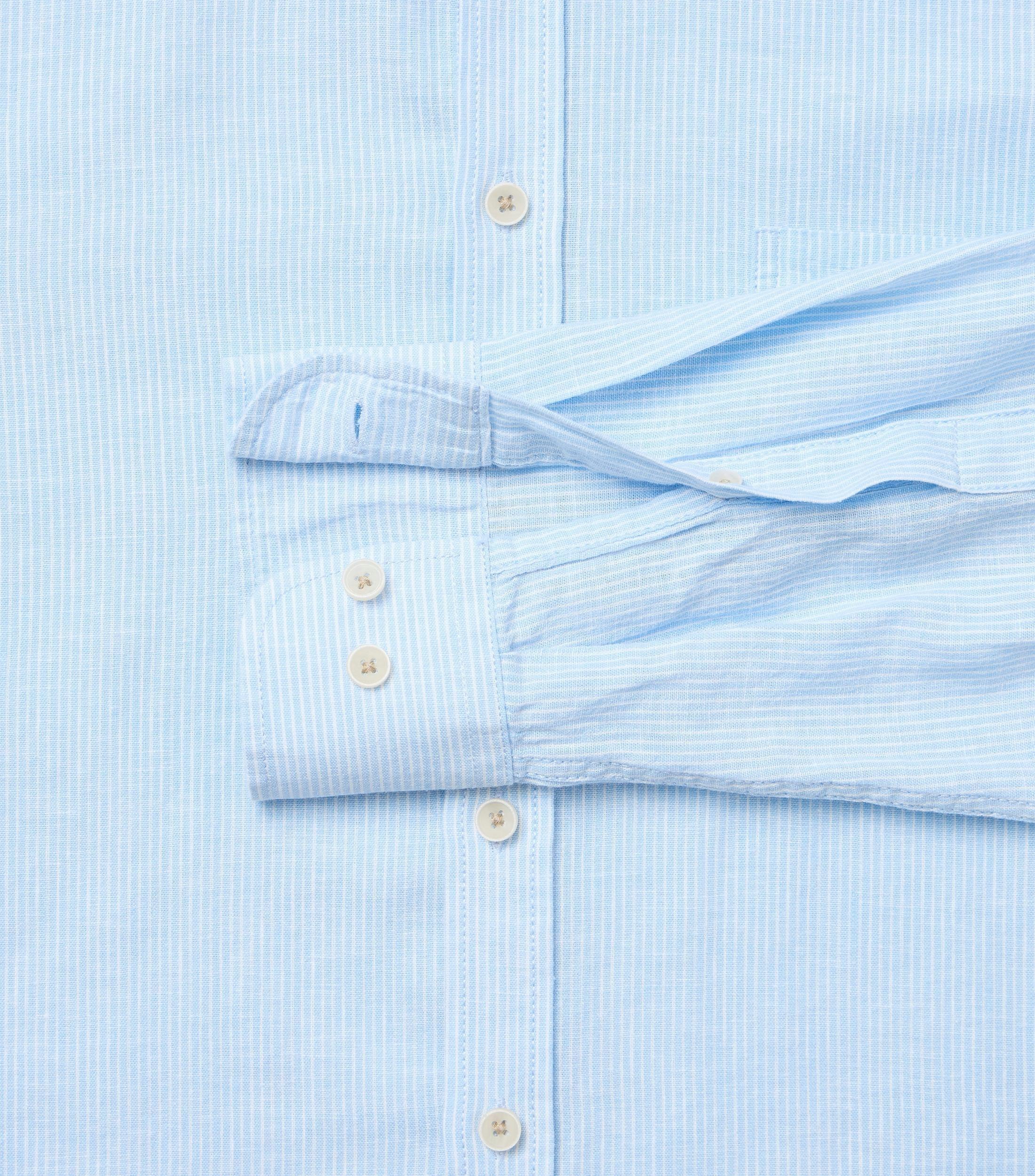 Ein Freizeithemd im gestreift Muster in der Farbe Hellblau