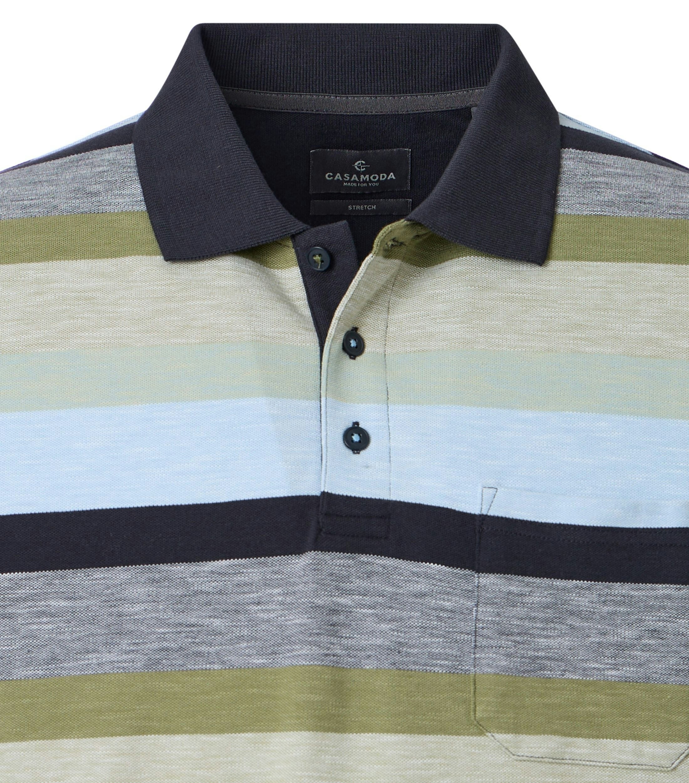 Ein Polo-Shirt im andere Muster Muster in der Farbe Grün