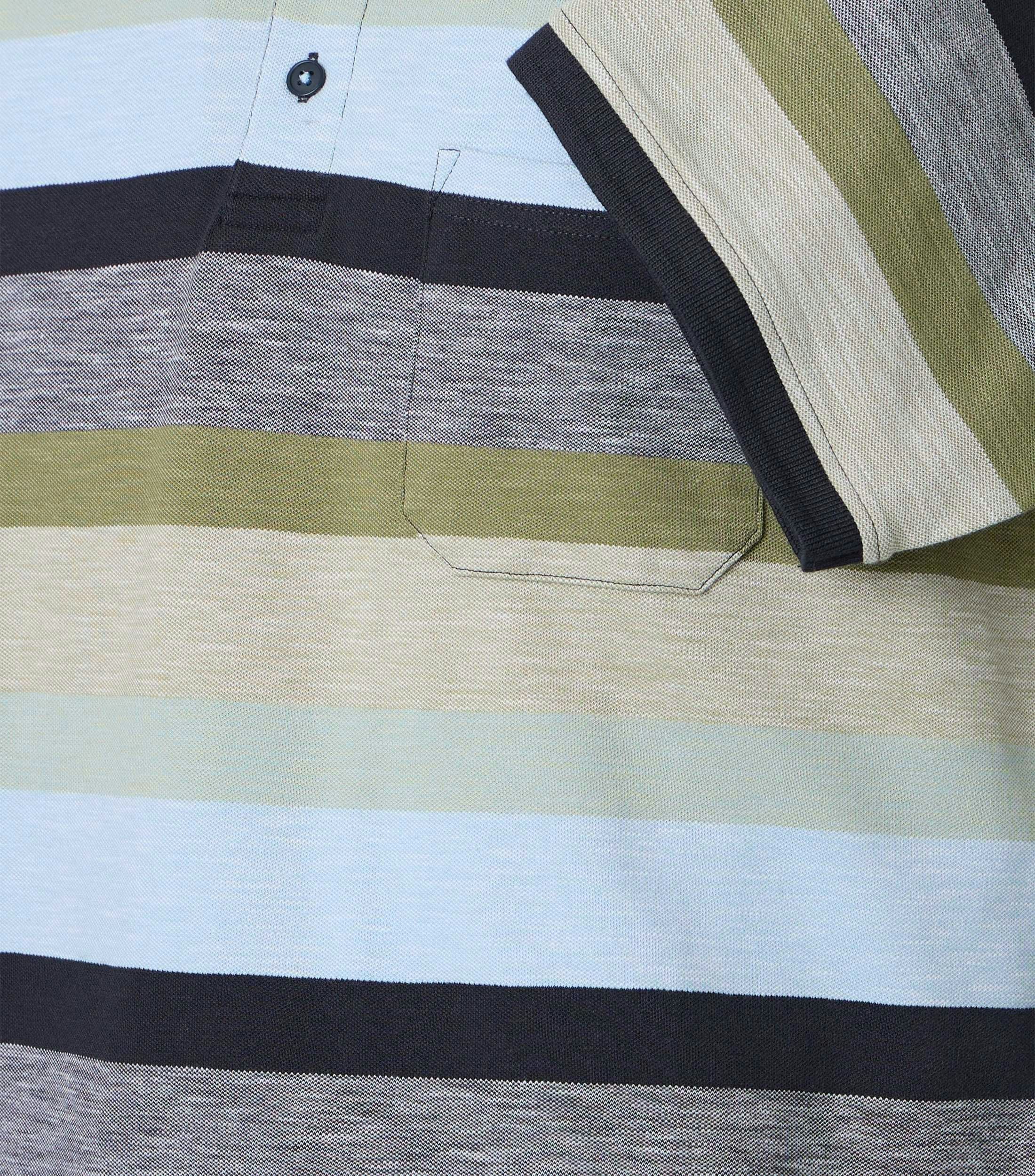 Ein Polo-Shirt im andere Muster Muster in der Farbe Grün