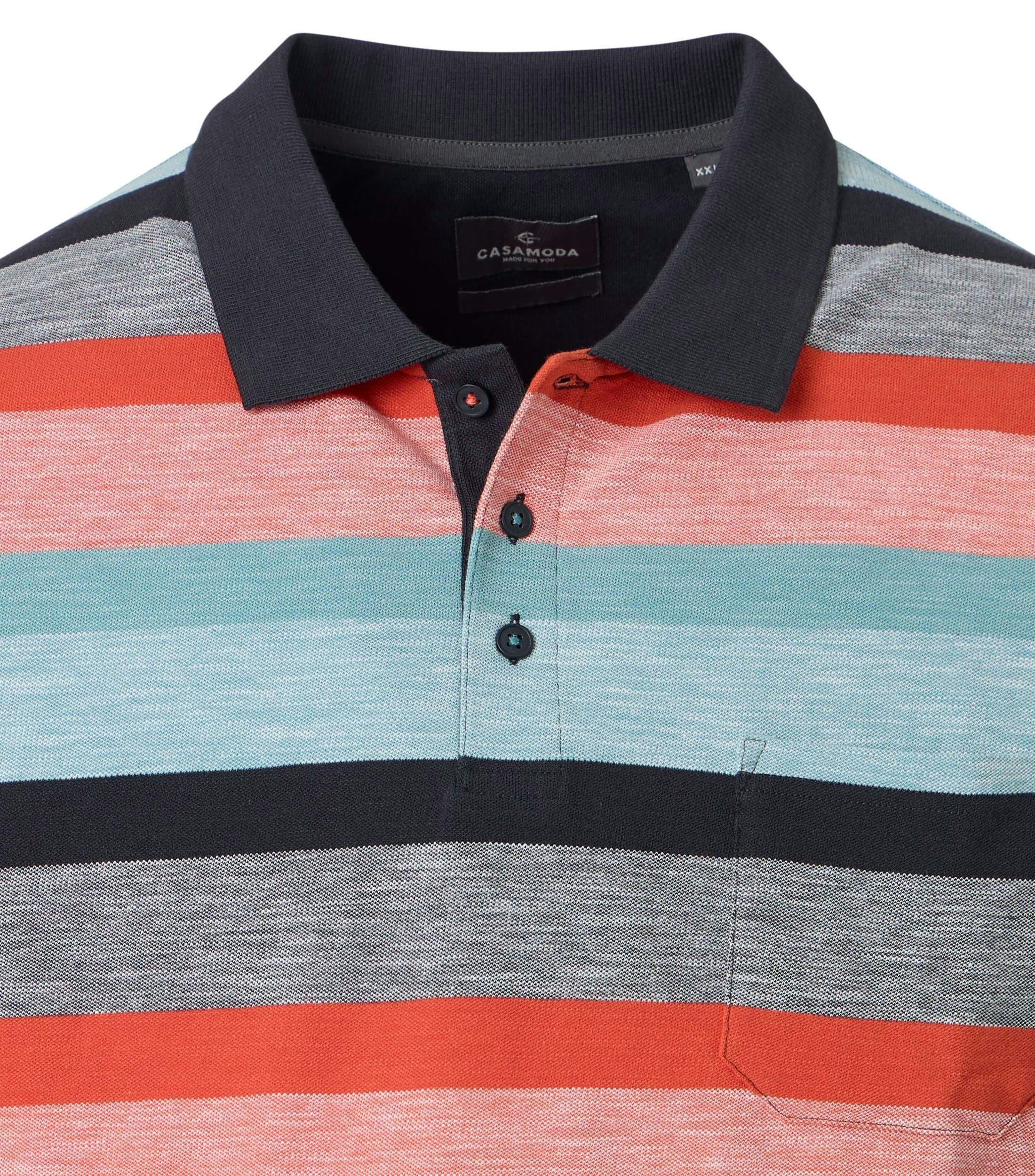 Ein Polo-Shirt im gestreift Muster in der Farbe Rot