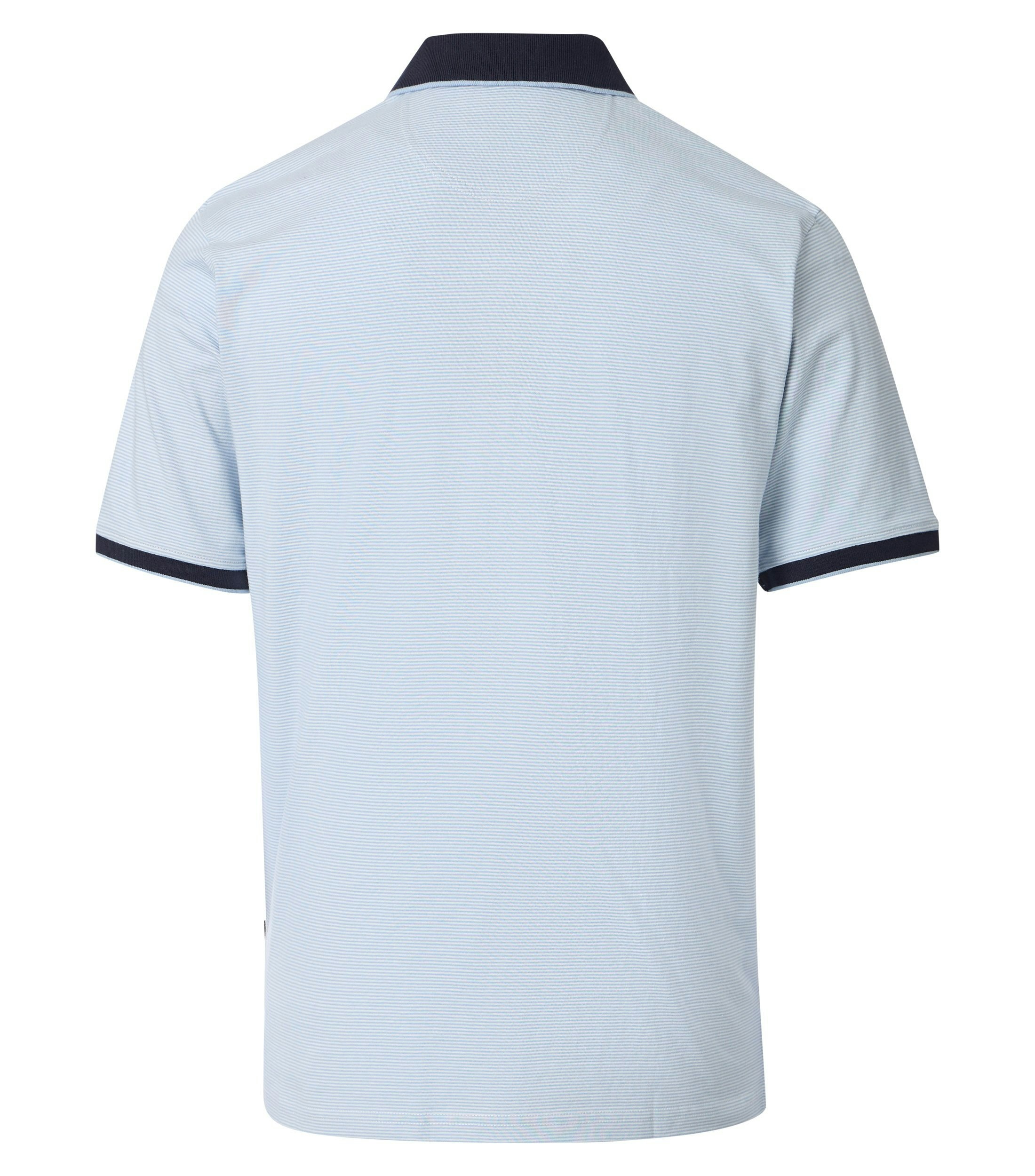 Ein Polo-Shirt im gestreift Muster in der Farbe Hellblau