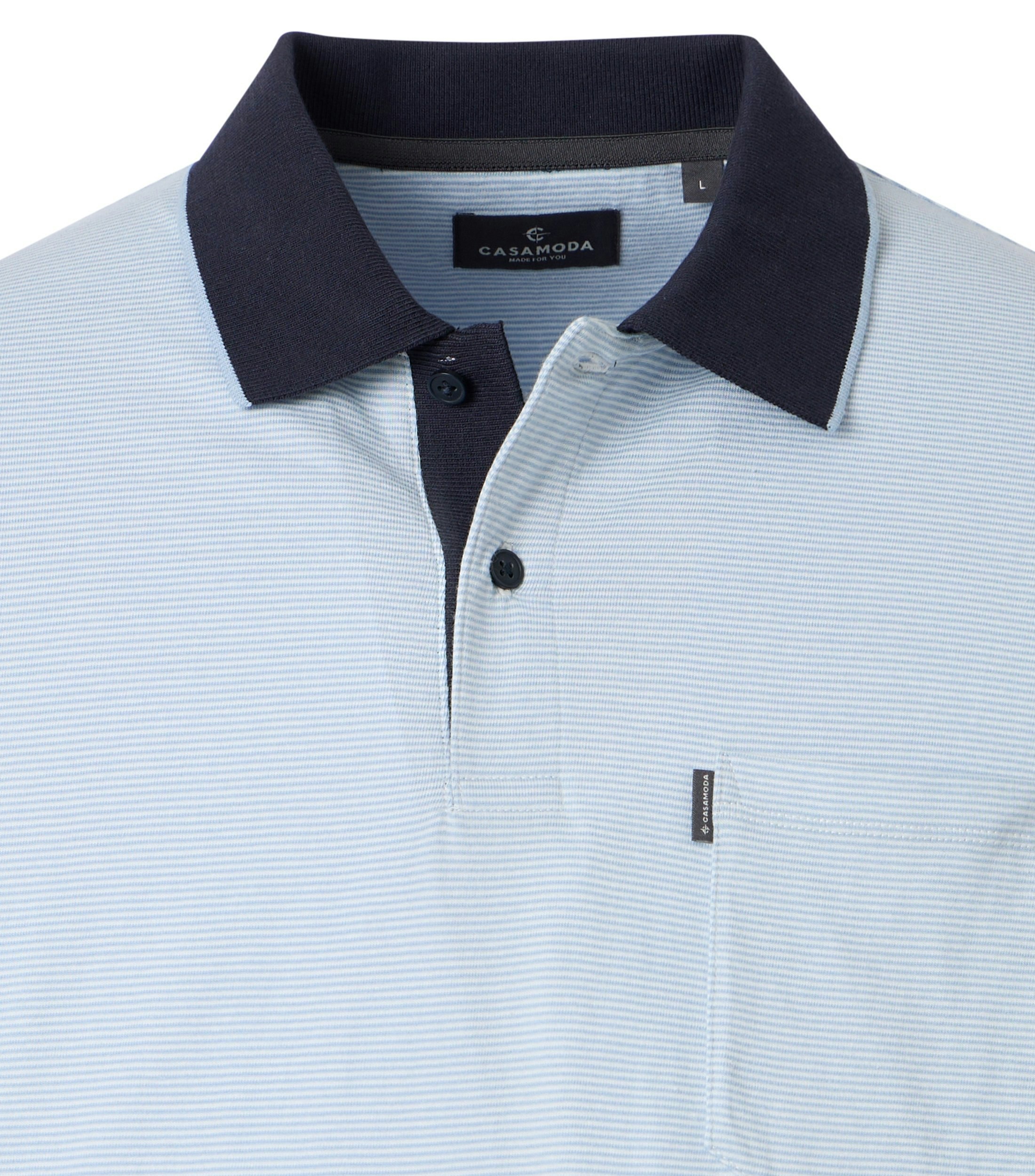 Ein Polo-Shirt im gestreift Muster in der Farbe Hellblau
